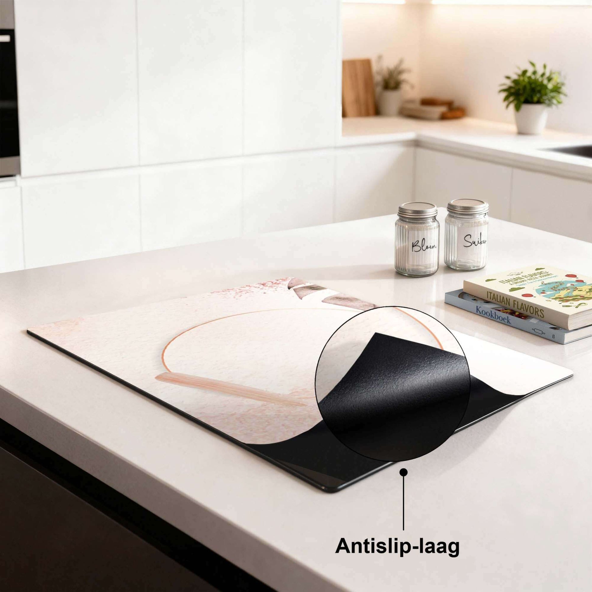 Soft Harmony - Inductie Beschermer met antislip-laag op moderne keukentafel voor luxe uitstraling.