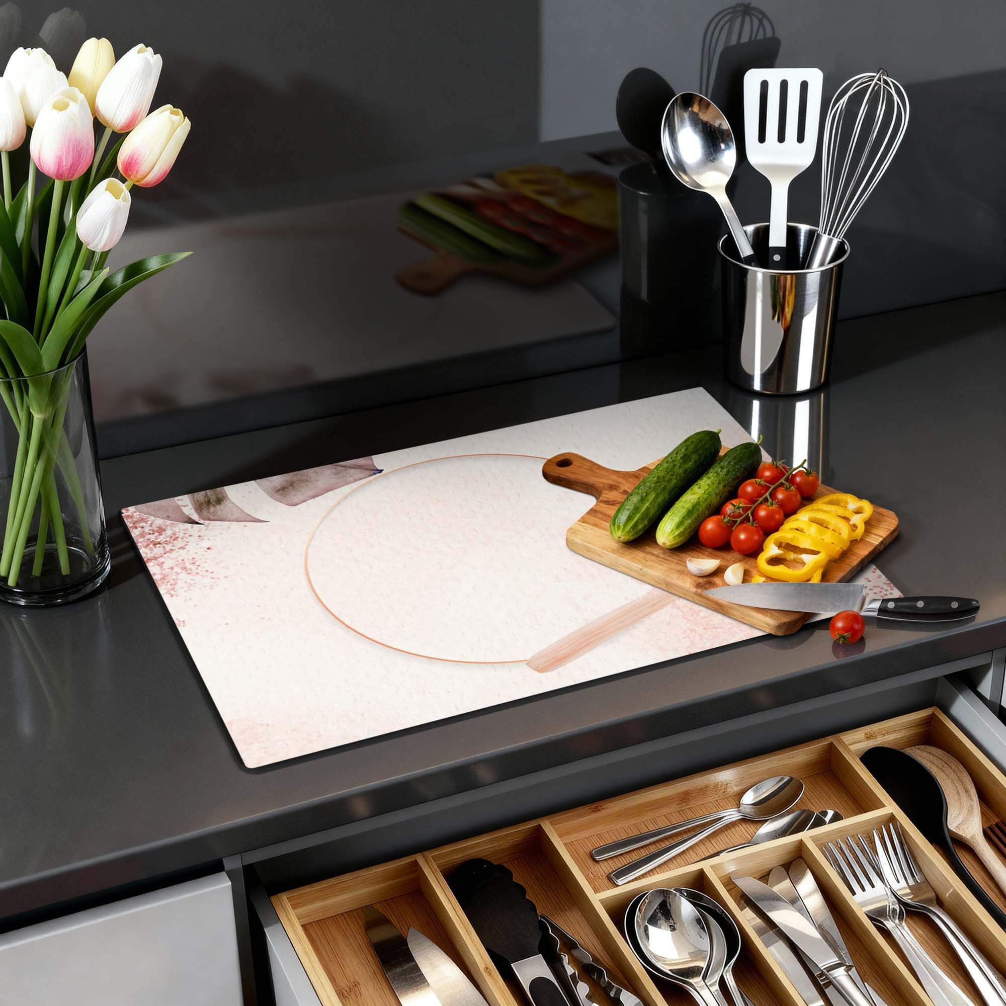 Soft Harmony - Inductie Beschermer op een moderne keukenblad met groenten, een snijplank en bloemen.