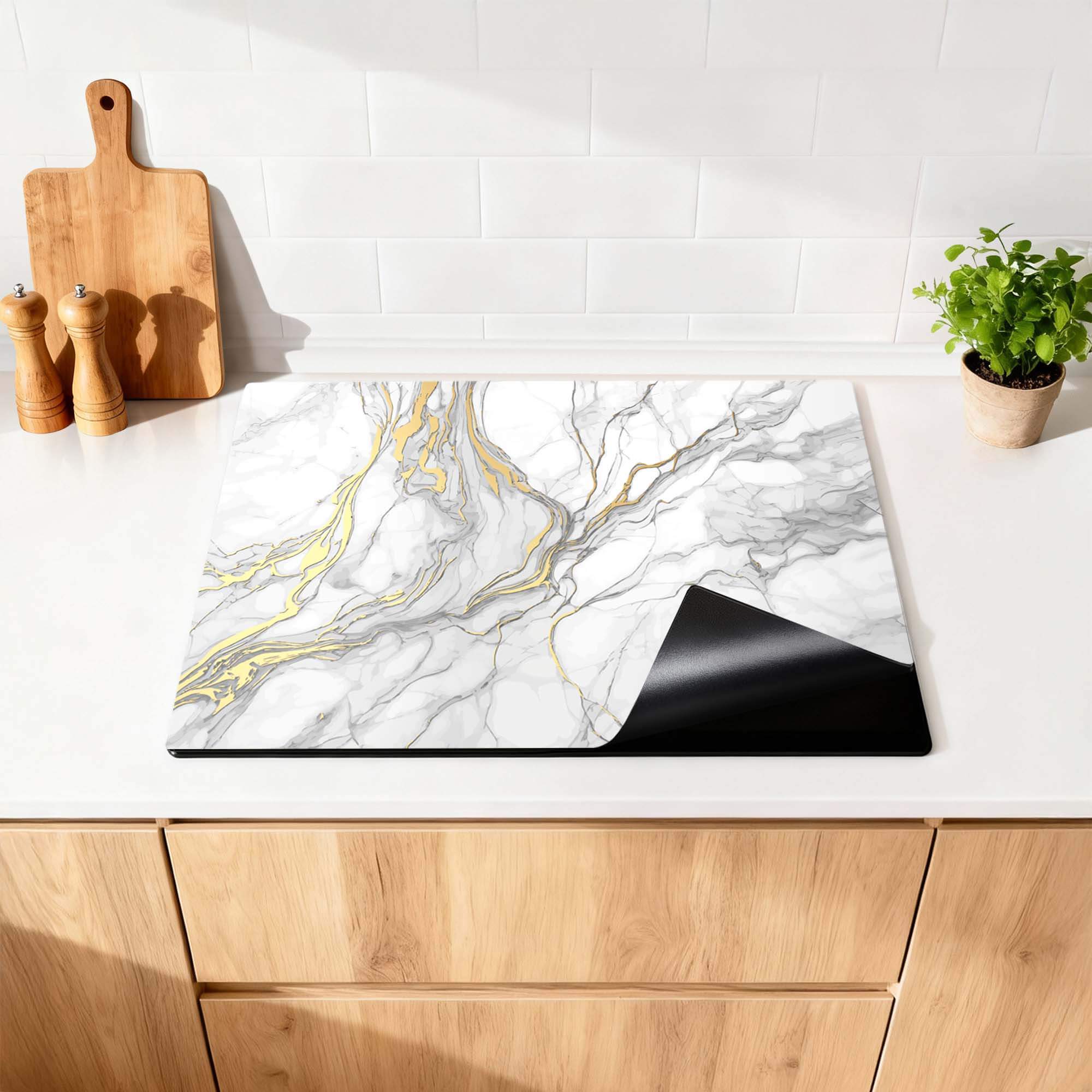 Elegant Gold Marble – Inductie Beschermer op keukenblad met luxe marmerdesign en gouden accenten.
