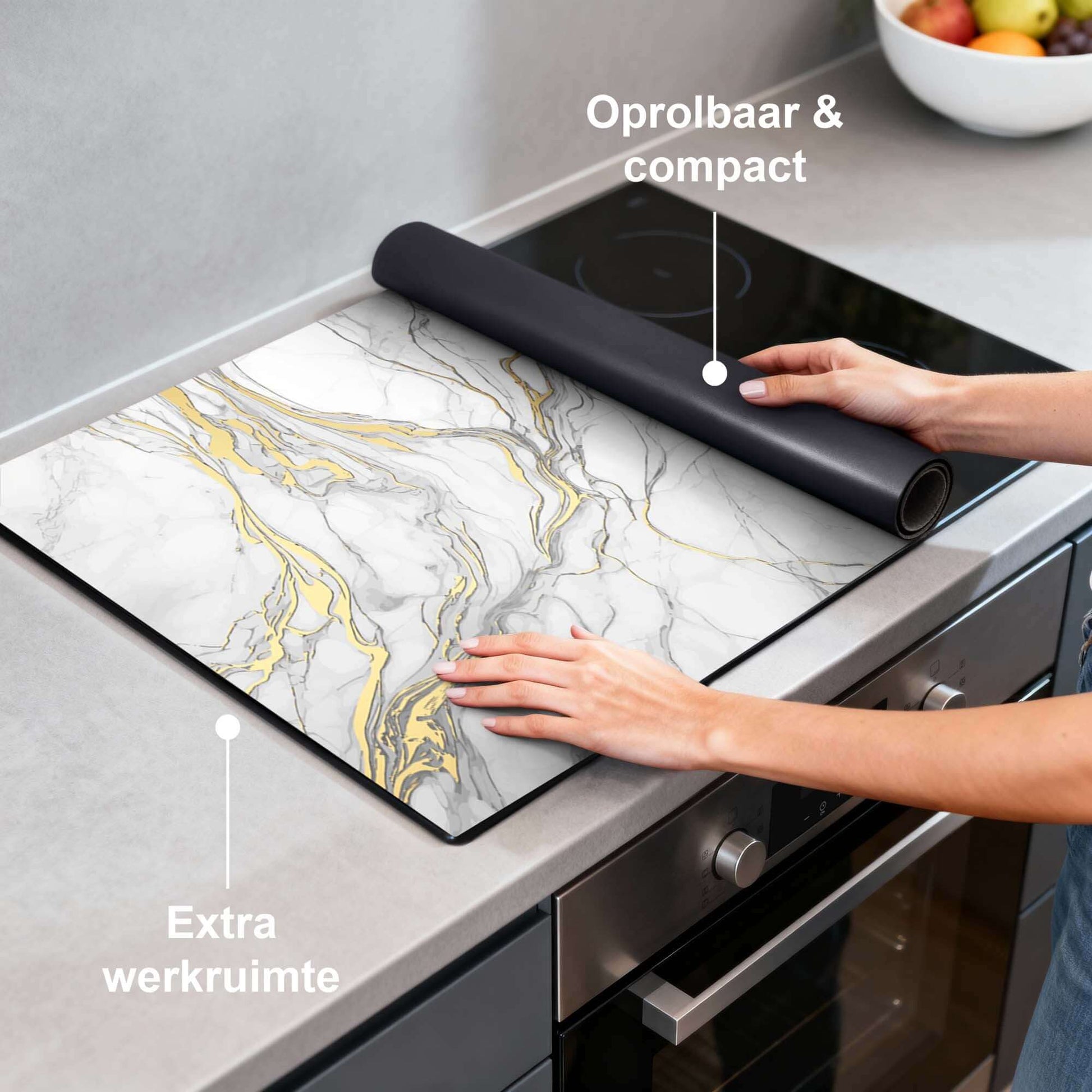Eleganter Goldmarmor - Induktionsschutz auf einem Kochfeld, bietet zusätzliche Arbeitsfläche und ist rollbar und kompakt.