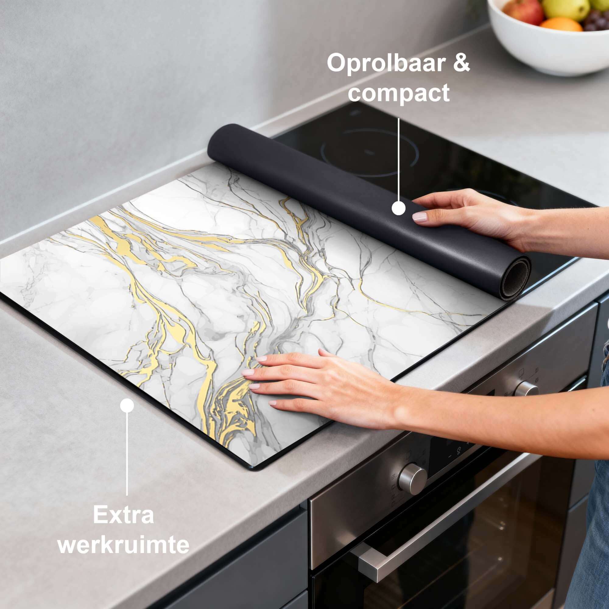 Eleganter Goldmarmor - Induktionsschutz auf einem Kochfeld, bietet zusätzliche Arbeitsfläche und ist rollbar und kompakt.