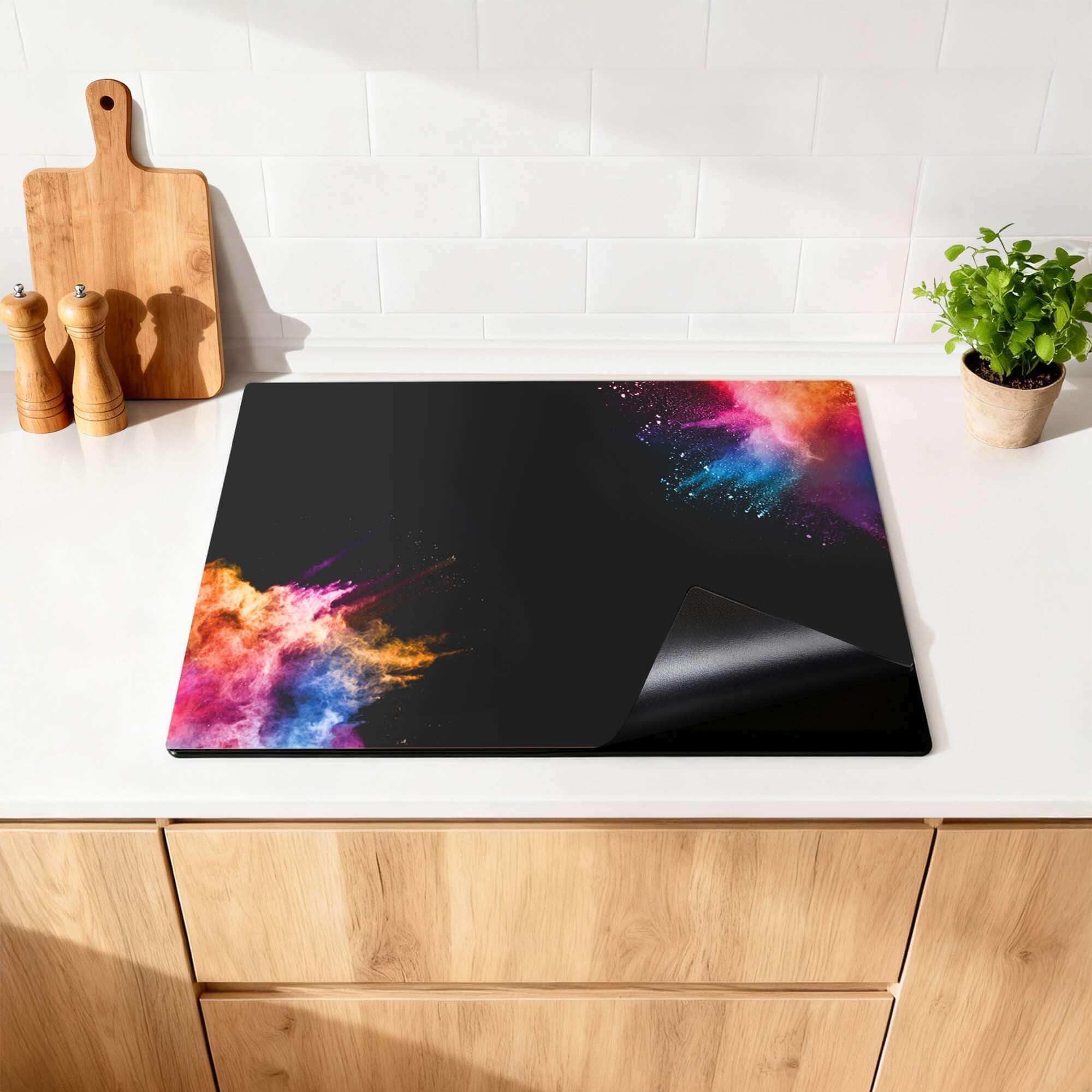 Midnight Splash – Inductie Beschermer op een keukenblad met kleurrijke borden en een houten snijplank.
