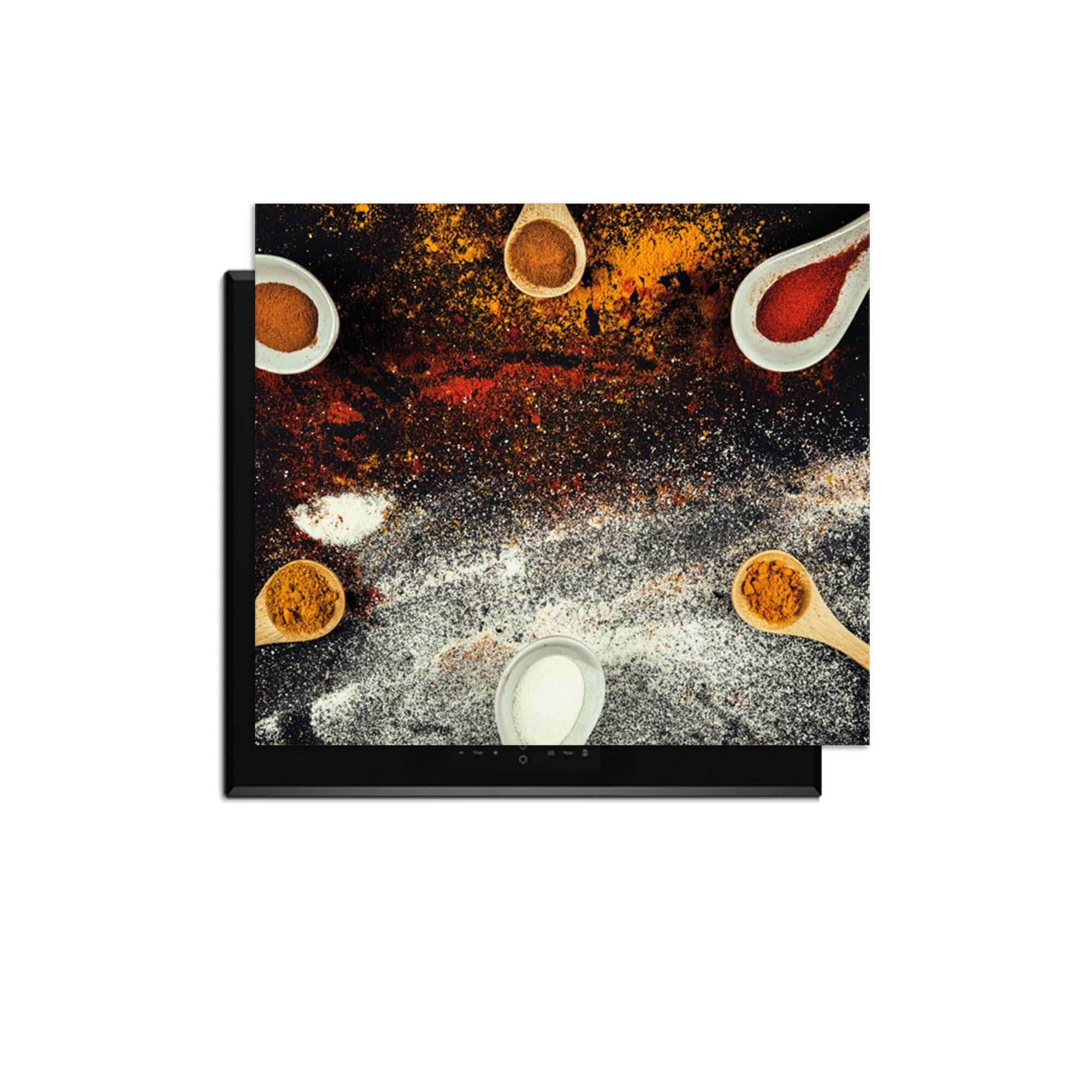 Spice Fusion – Inductie Beschermer met kleurrijke specerijen en houten lepels op een inductiekookplaat.