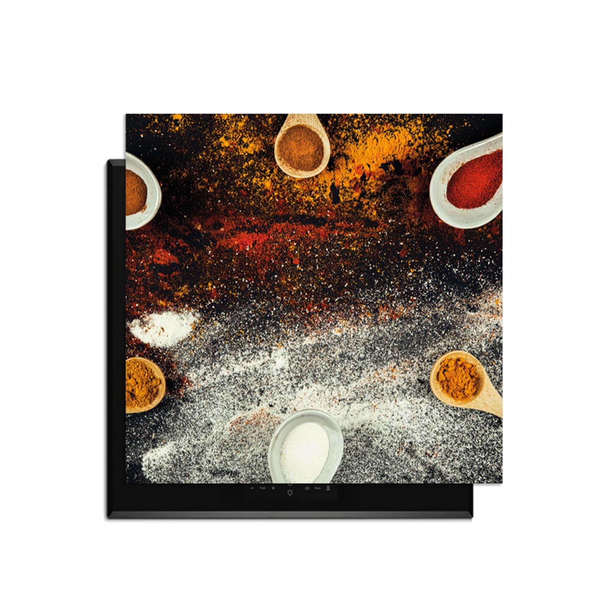 Spice Fusion – Inductie Beschermer met kleurrijke specerijen en houten lepels op een zwarte achtergrond.