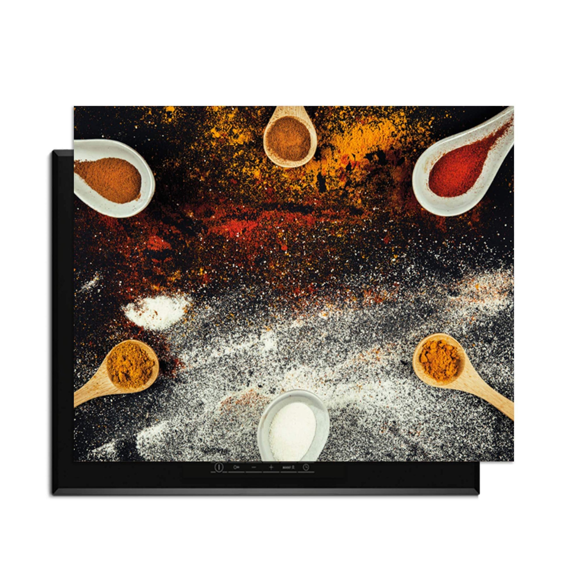 Spice Fusion – Inductie Beschermer met kleurrijke specerijen en houten lepels in een moderne keuken.