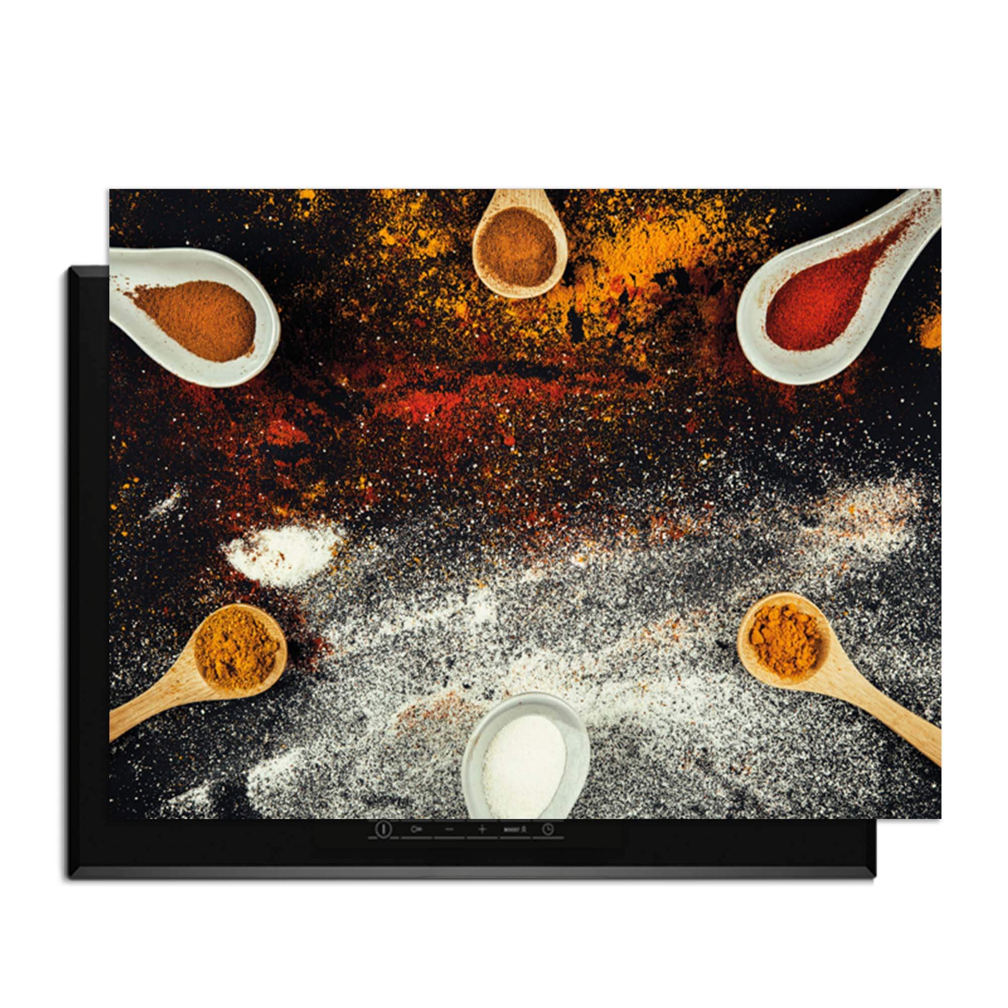 Spice Fusion – Inductie Beschermer met kleurrijke specerijen en houten lepels op een kookplaat.