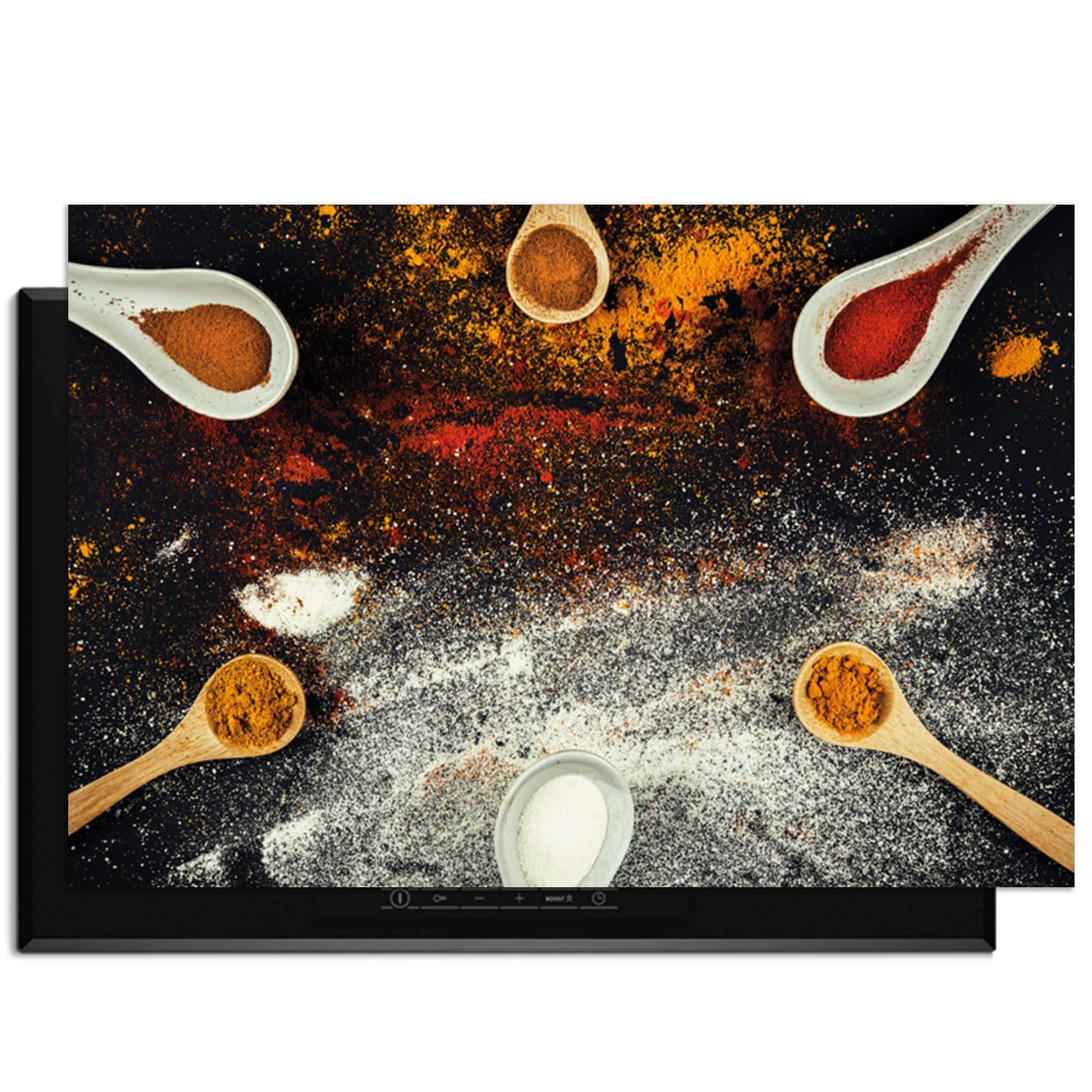 Spice Fusion – Inductie Beschermer met kleurrijke specerijen en houten lepels op een achtergrond.