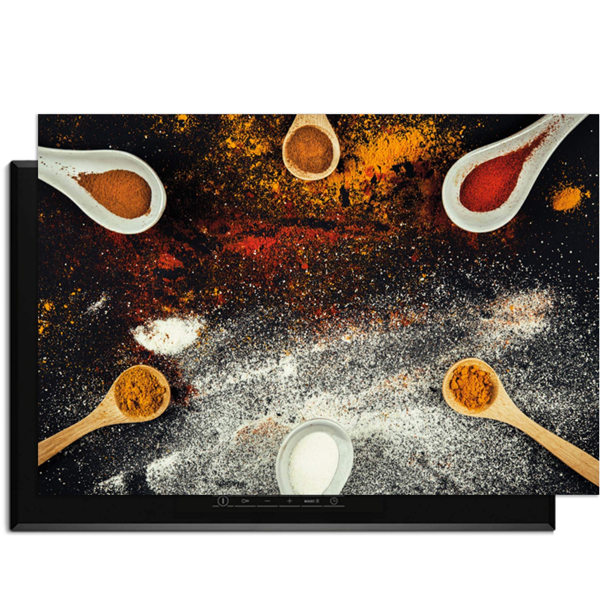 Spice Fusion – Inductie Beschermer met kleurrijke specerijen en houten lepels op een achtergrond.