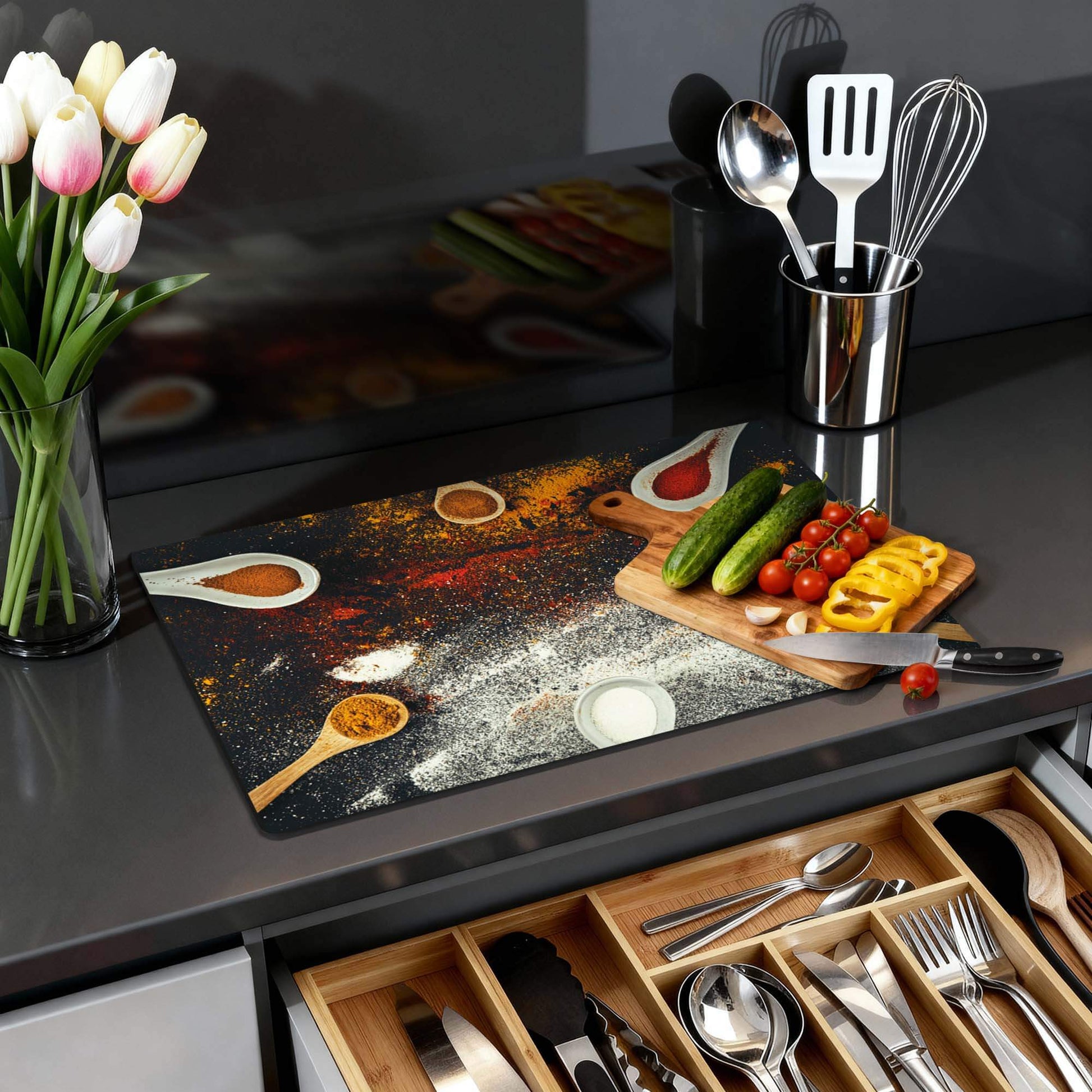 Spice Fusion – Inductie Beschermer met kleurrijke specerijen en houten lepels in moderne keuken.