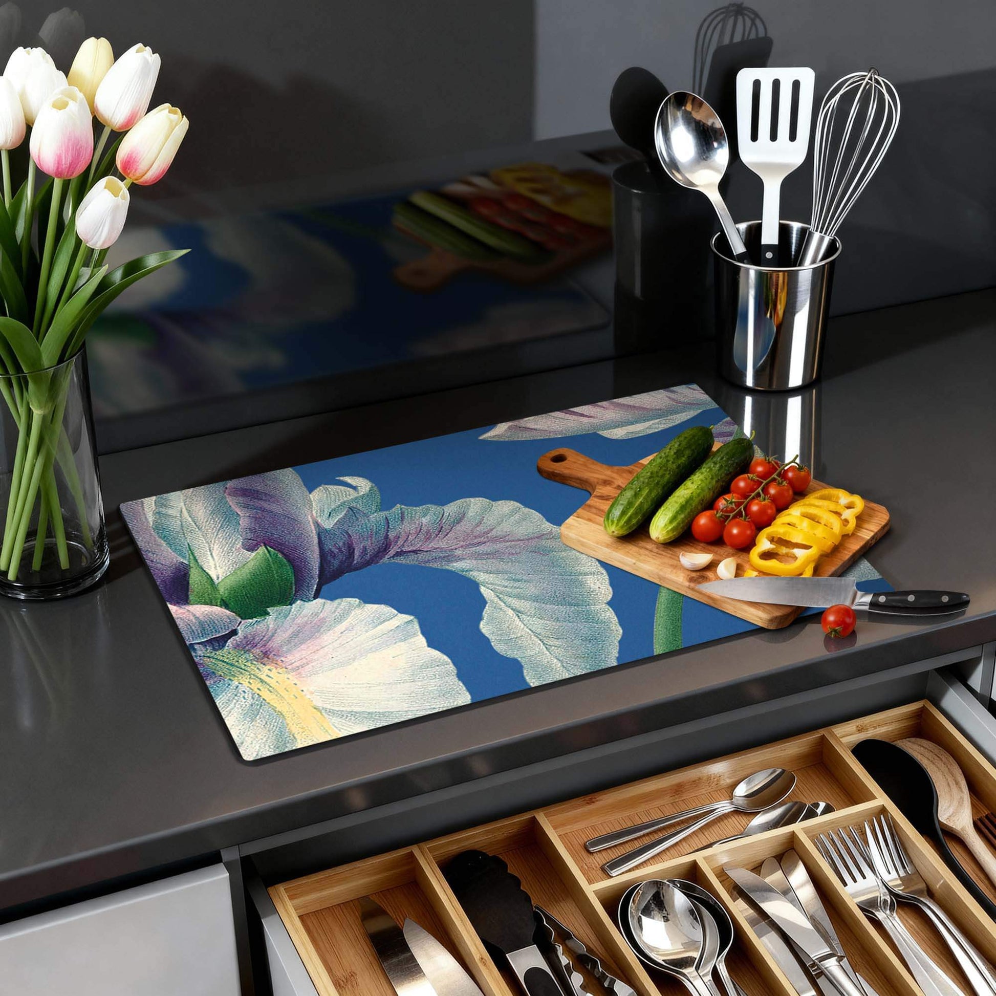 Blue Iris Grace – Inductie Beschermer op een moderne keukentafel met groenten en bloemen.