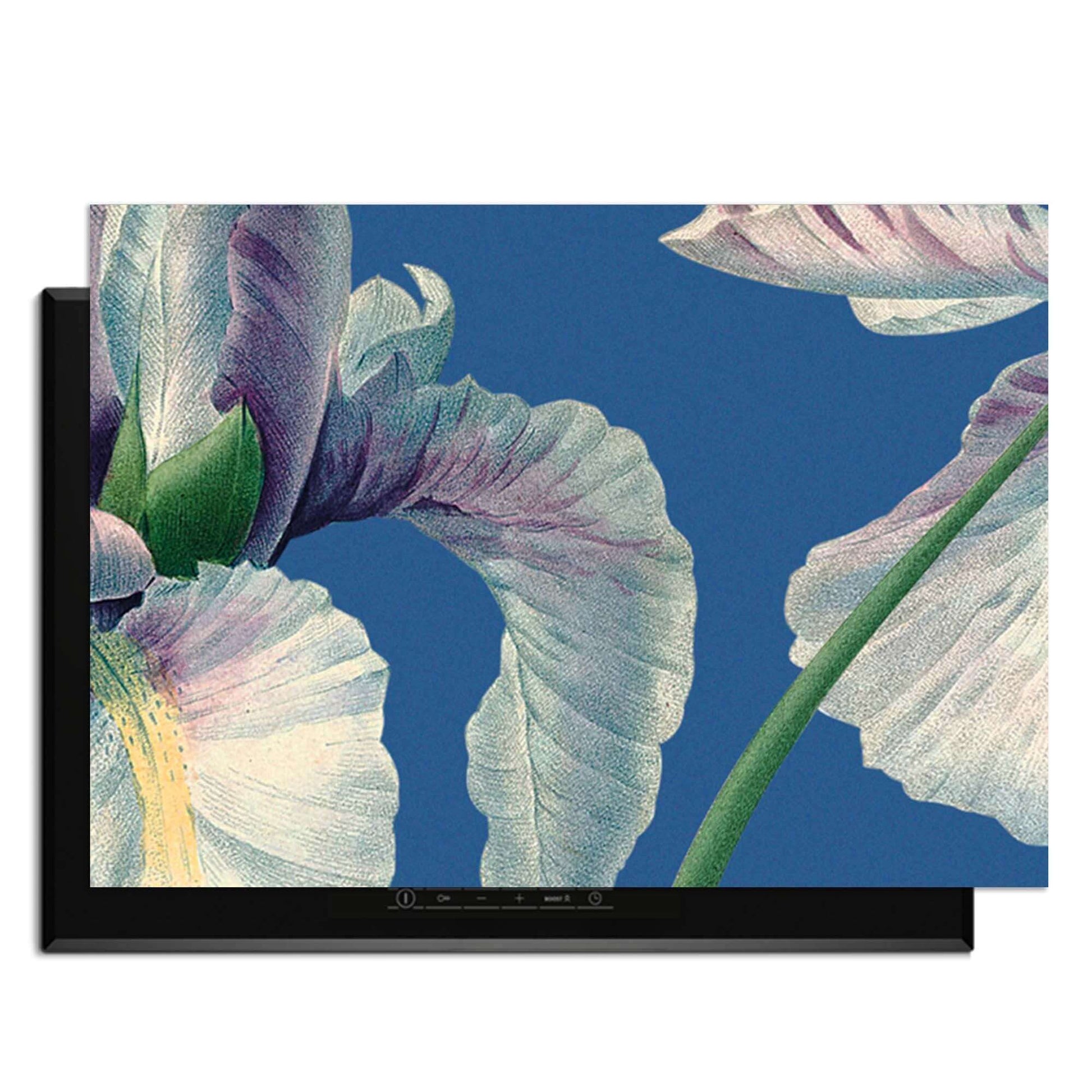 Blue Iris Grace – Inductie Beschermer met elegant vintage ontwerp van irissen op een blauwe achtergrond.