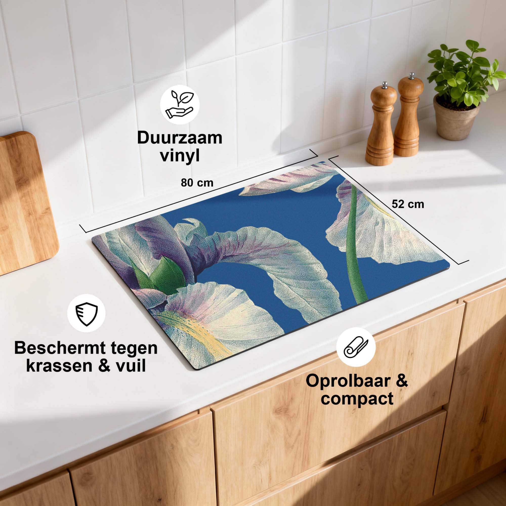 Blue Iris Grace – Inductie Beschermer op een keukenblad, duurzaam vinyl, beschermt tegen krassen en vuil.