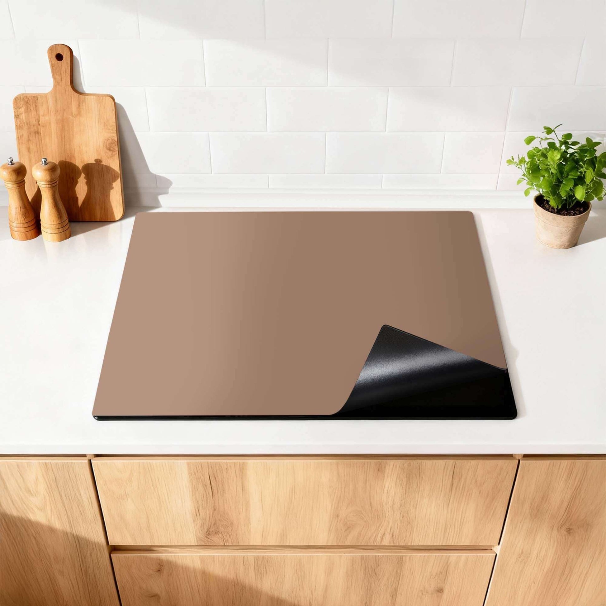 Mocha Mousse – Inductie Beschermer op een keukenblad, beschermt tegen krassen en vuil.