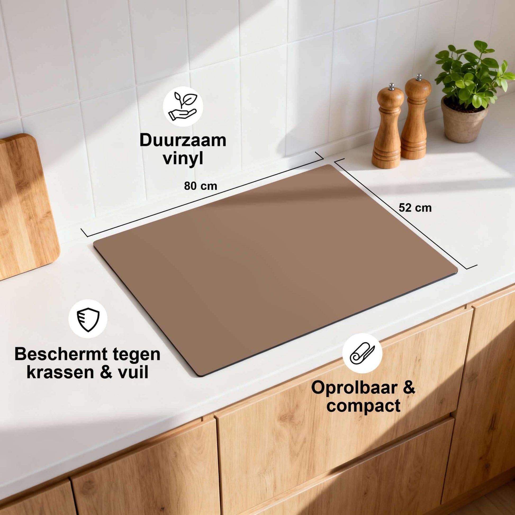 Mocha Mousse – Inductie Beschermer op een keukenblad, duurzaam vinyl, beschermt tegen krassen en vuil.