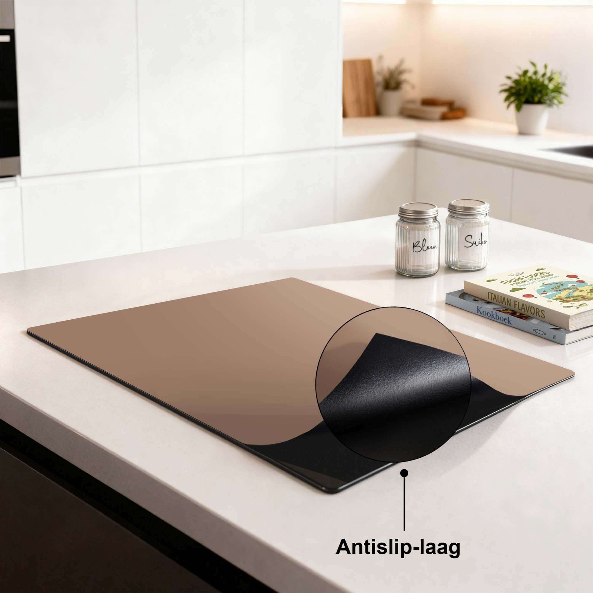 Mocha Mousse – Inductie Beschermer met antislip-laag op een moderne keukenblad.