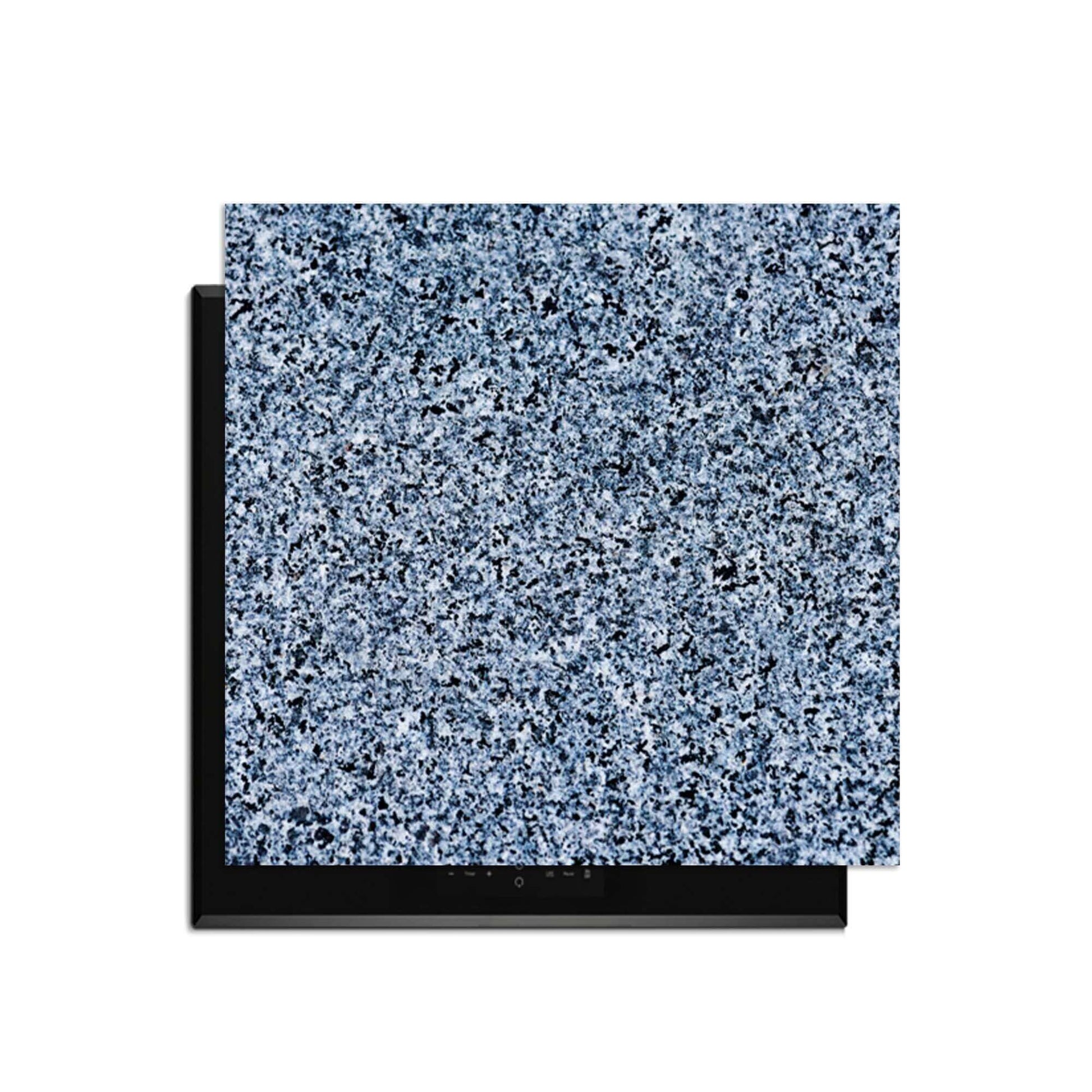 Baltic Granite - Inductie Beschermer op een inductiekookplaat, stijlvolle graniet uitstraling.