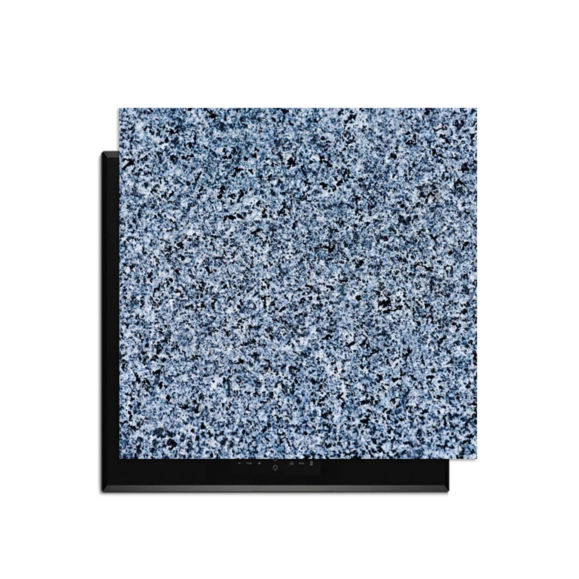 Baltic Granite - Inductie Beschermer op een inductiekookplaat, stijlvolle graniet uitstraling.