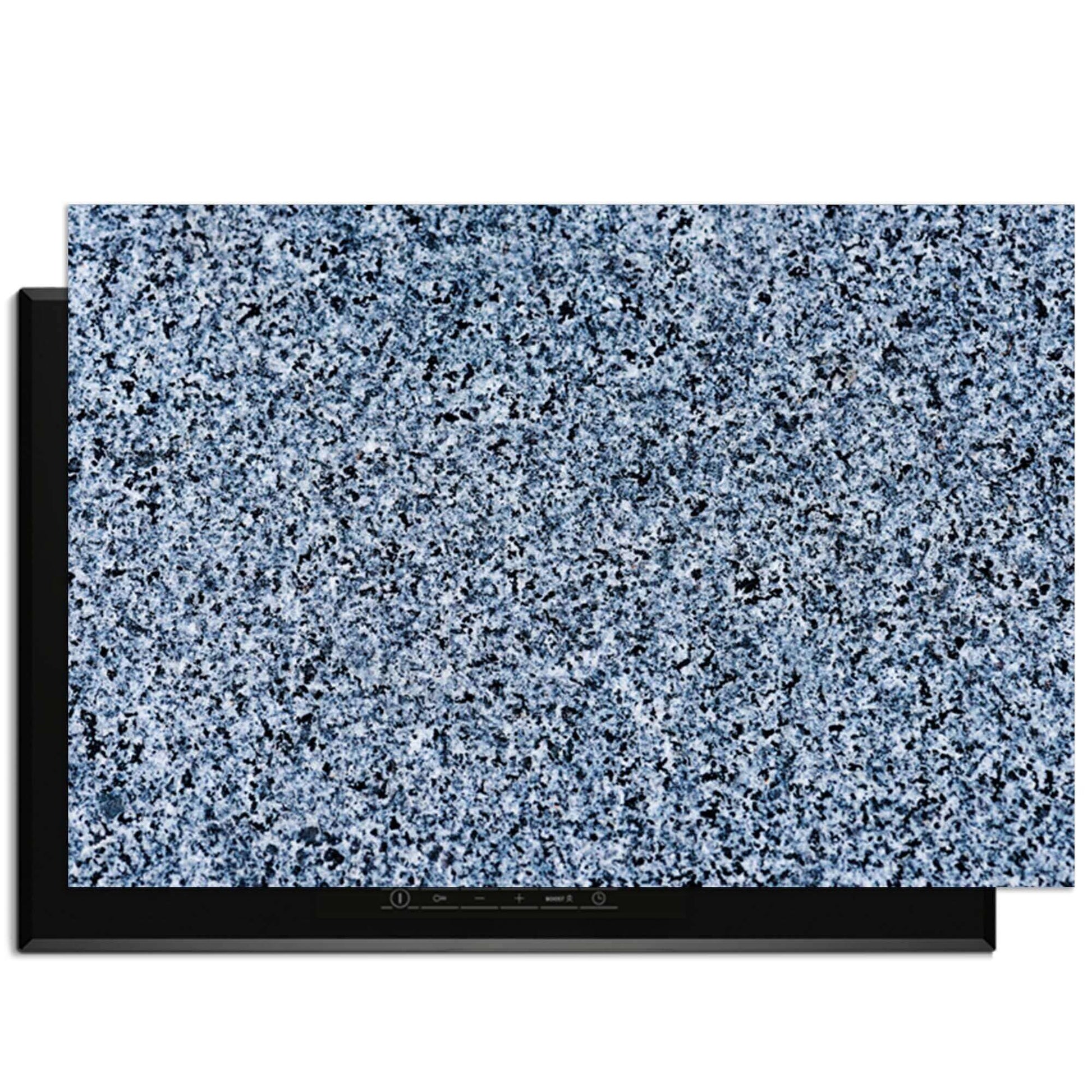 Baltic Granite - Inductie Beschermer op een inductiekookplaat, elegante granieten uitstraling in de keuken.