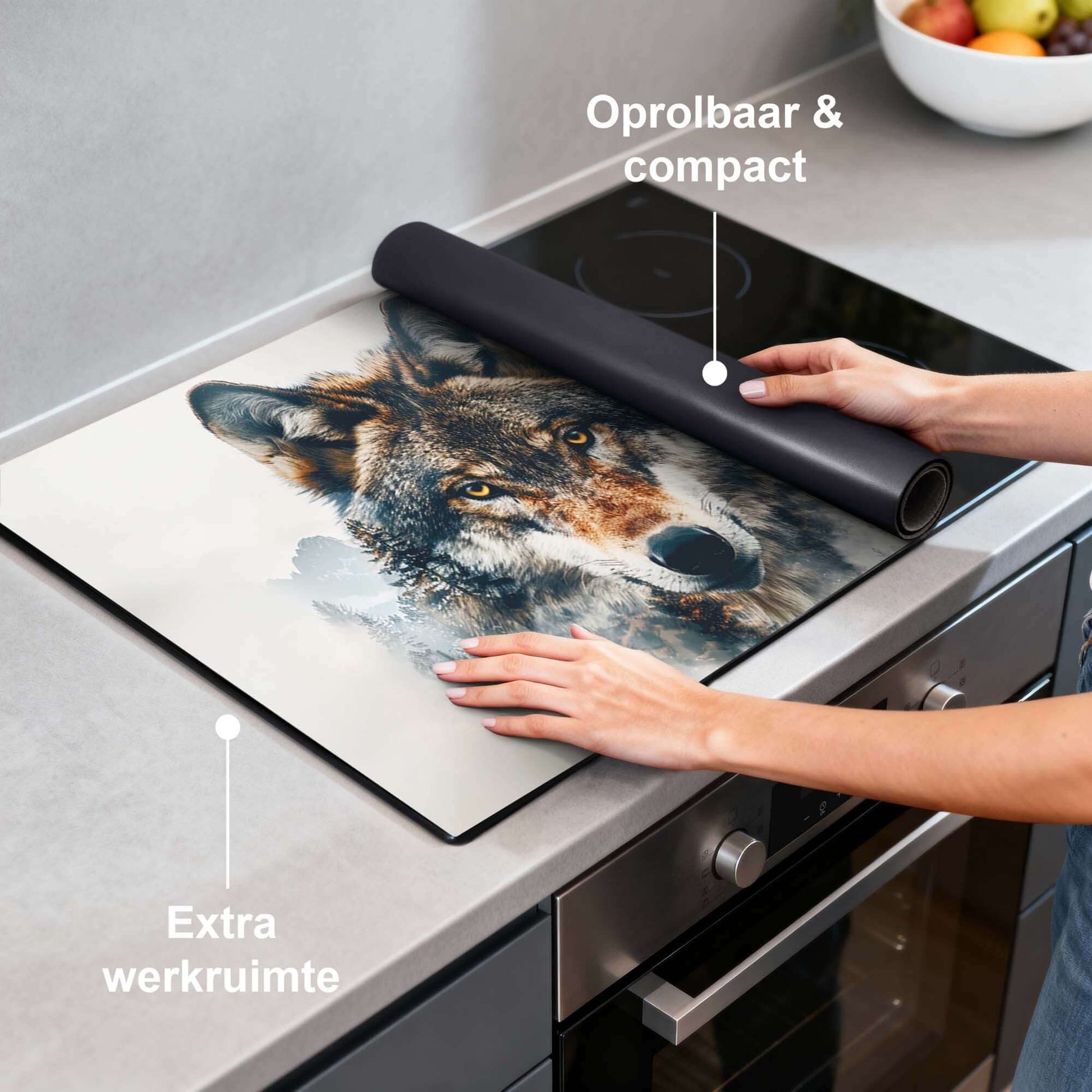 Majestic Wolf - Inductie Beschermer op een kookplaat, toont wolf detail en extra werkruimte, oprolbaar en compact.
