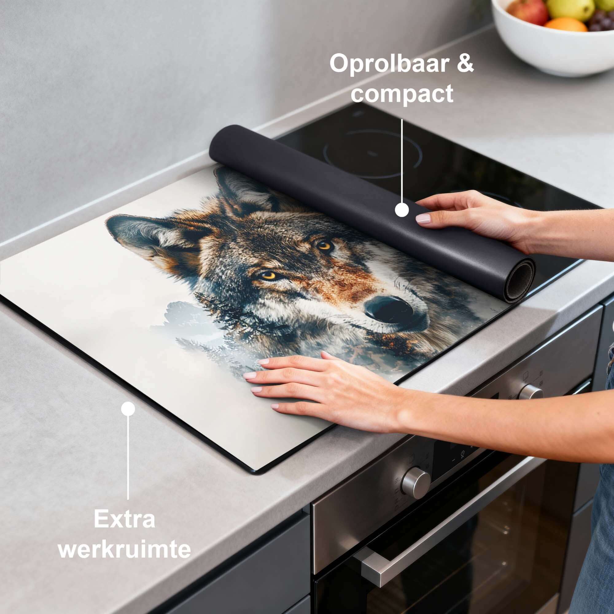 Majestic Wolf - Inductie Beschermer op een kookplaat, toont wolf detail en extra werkruimte, oprolbaar en compact.