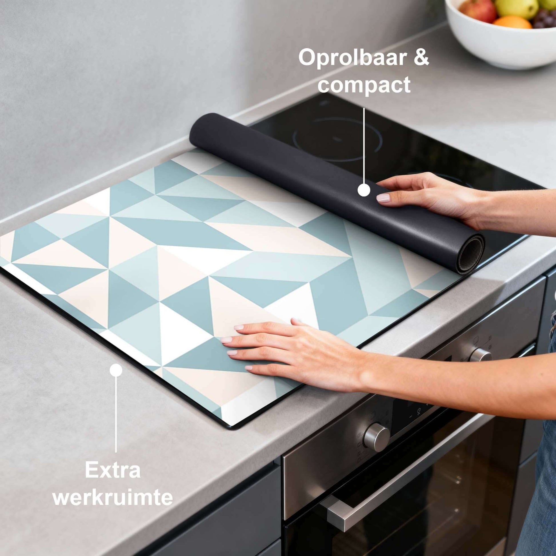 Pastel Triangles – Inductie Beschermer op keukenblad met geometrisch patroon en rolbare functie