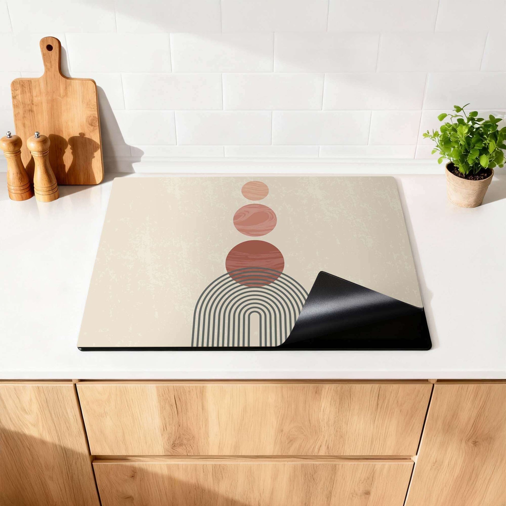 Zen Circles – Japandi Inductie Beschermer met warme tinten en grafische cirkels op keukentafel.