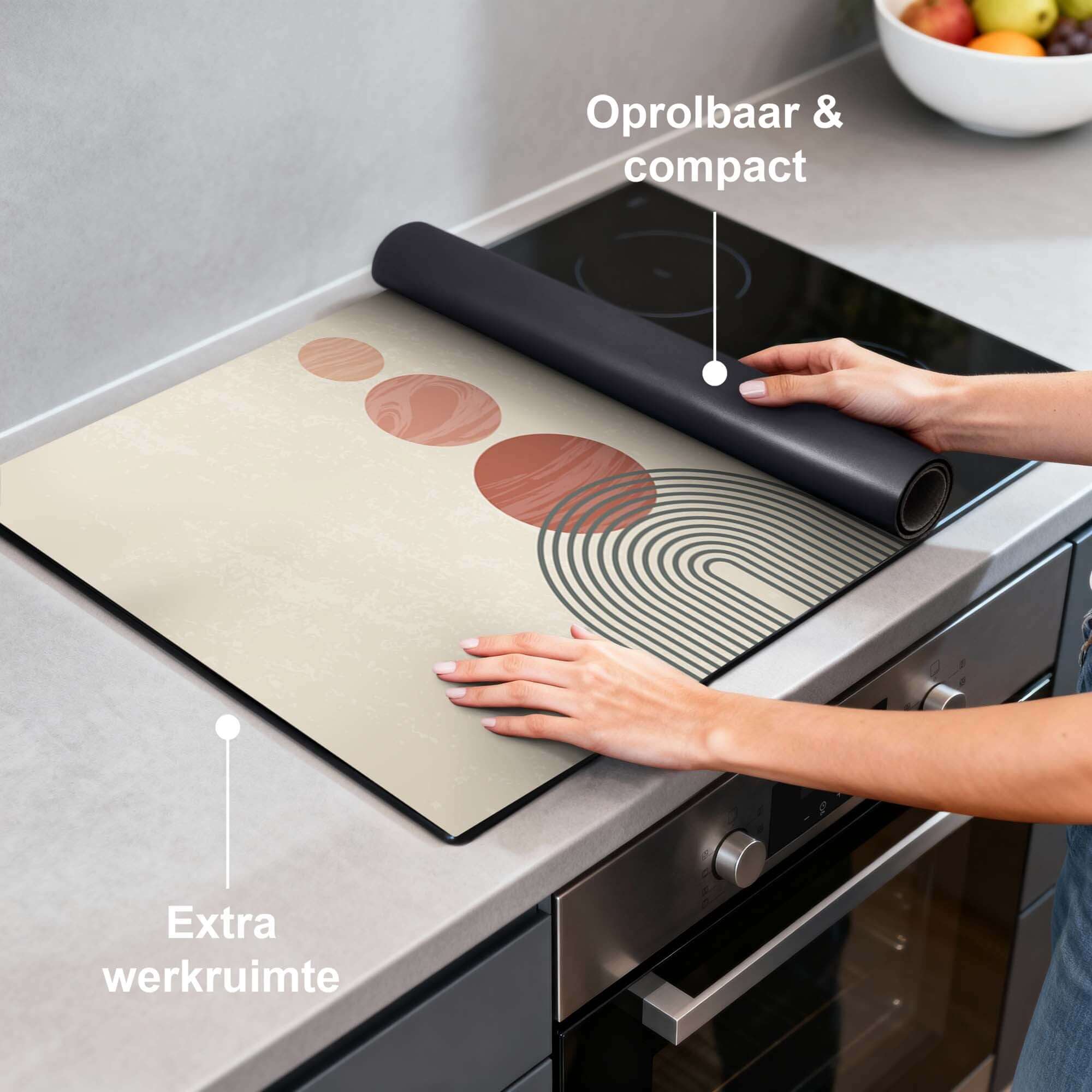 Zen Circles – Japandi Inductie Beschermer met grafische cirkels op een moderne keukenoppervlak.