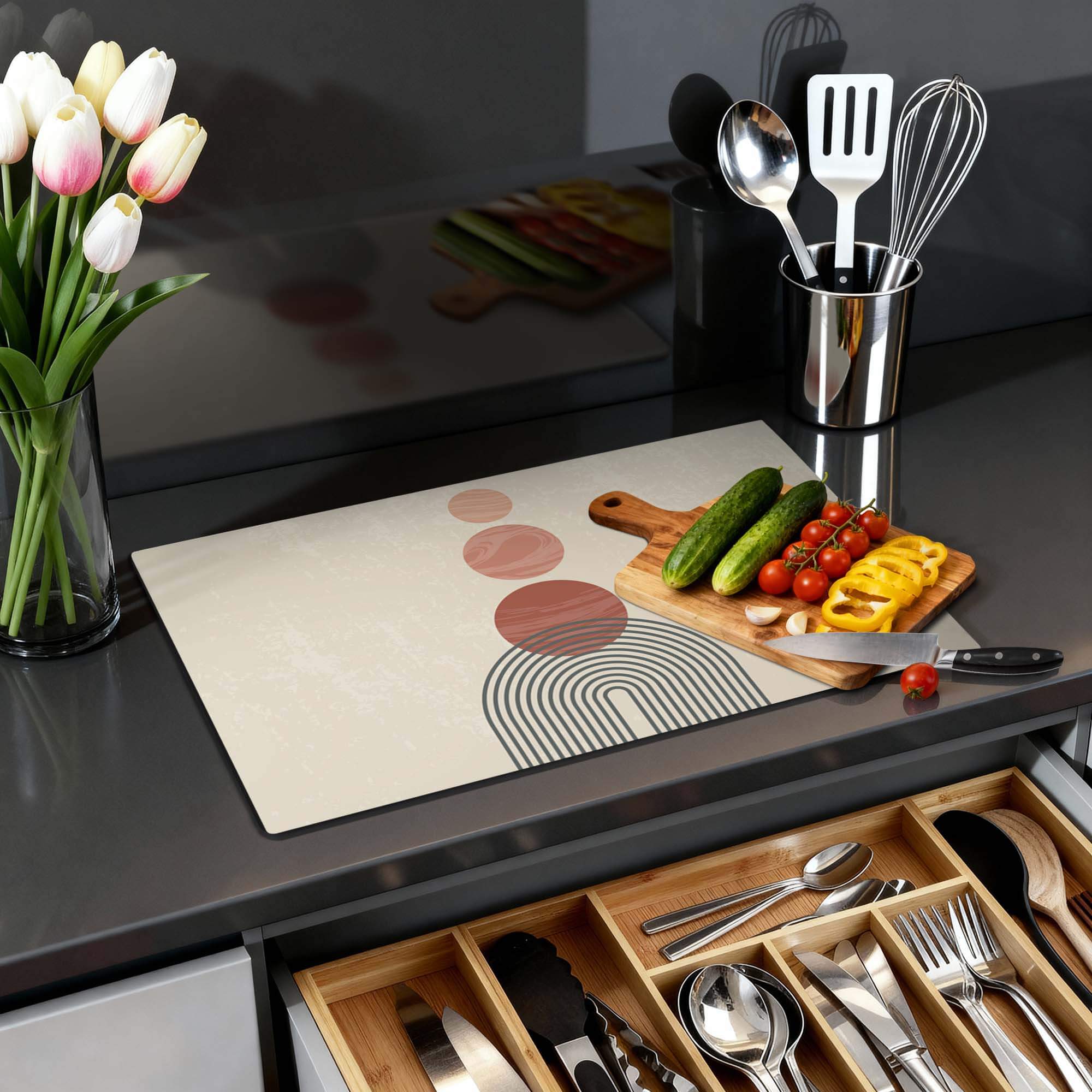 Zen Circles – Japandi Inductie Beschermer op een moderne keukenwerkblad met groenten.