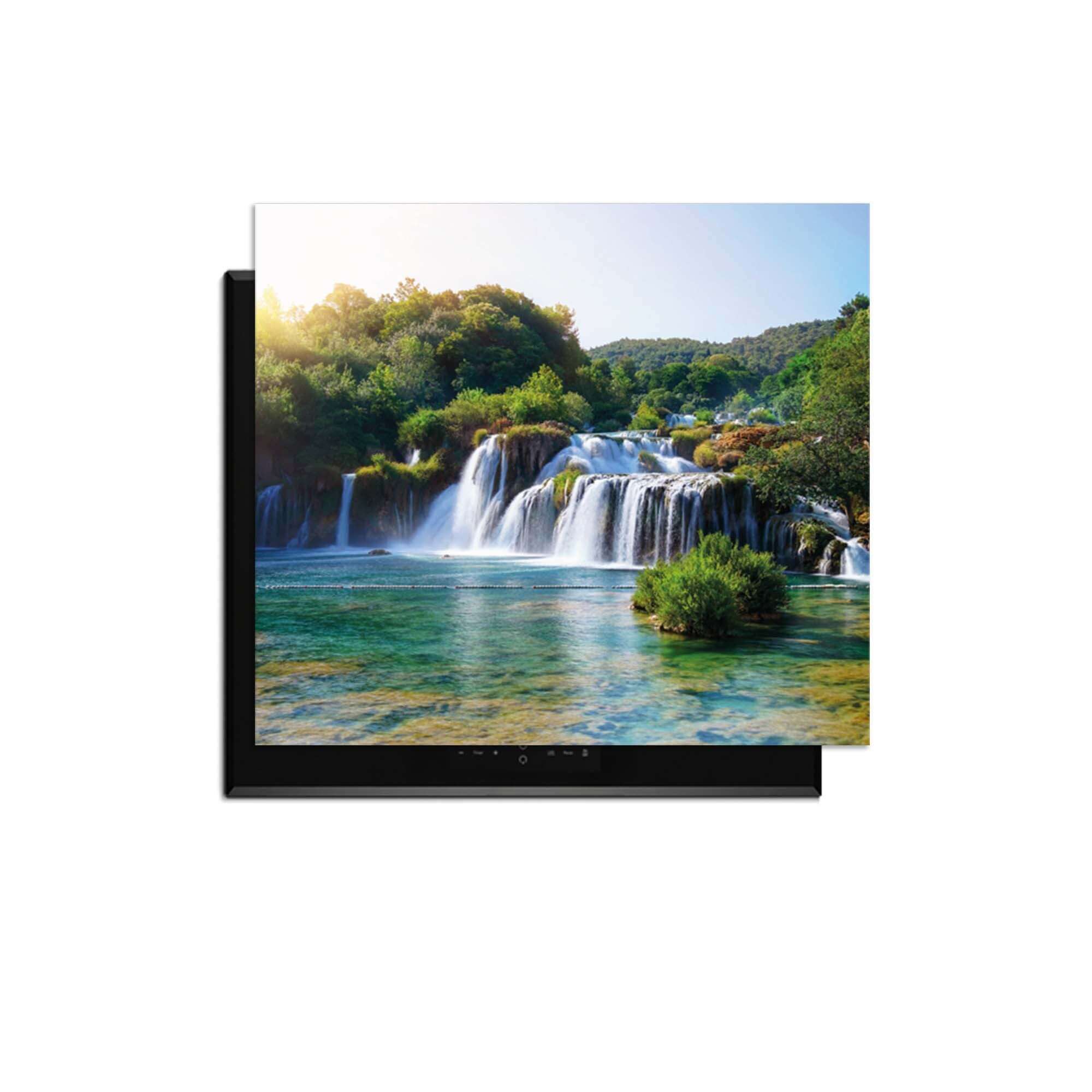 Whispering Falls – Inductie Beschermer met een serene waterval in een groene oase.