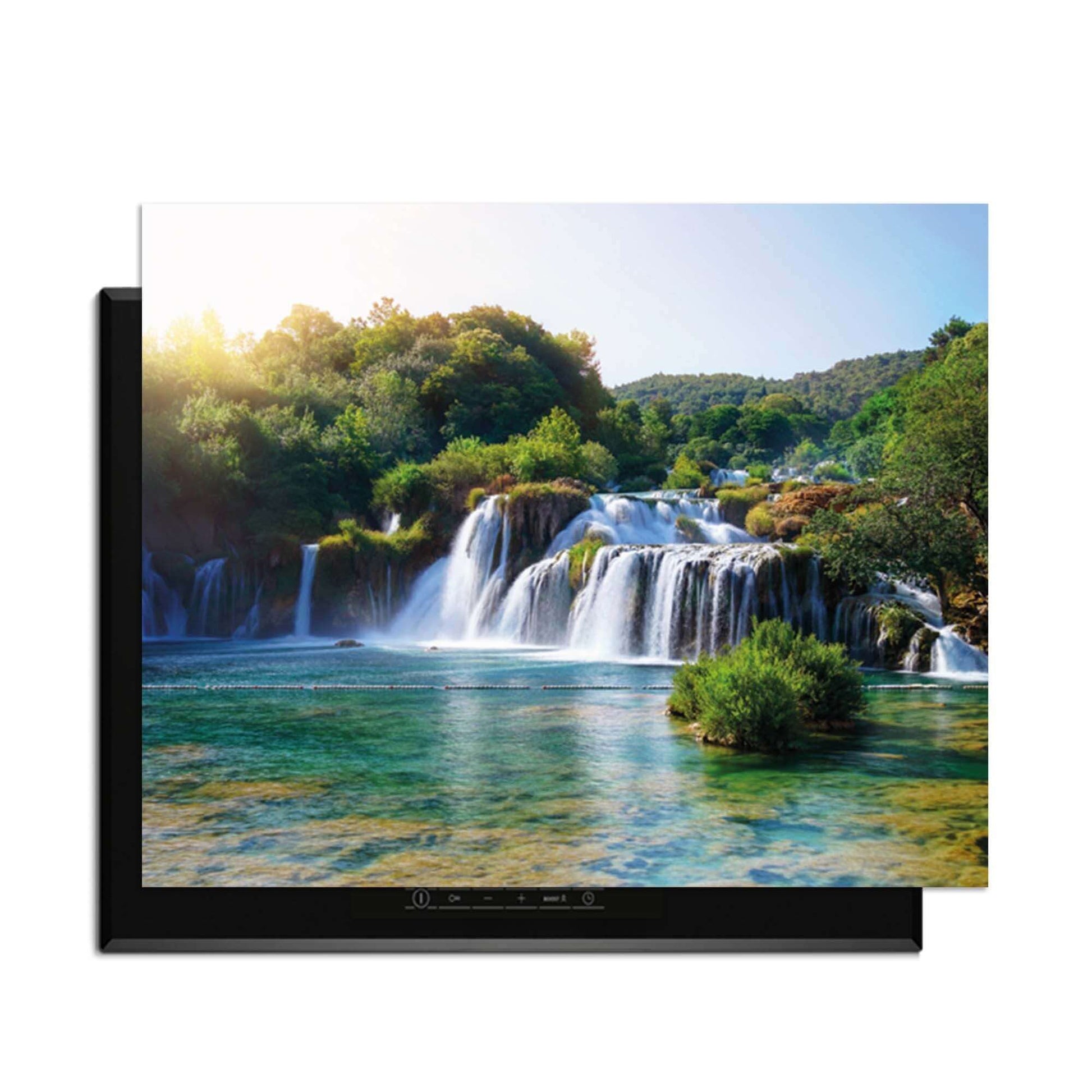 Whispering Falls – Inductie Beschermer met betoverende waterval in groene oase voor een frisse uitstraling in de keuken.