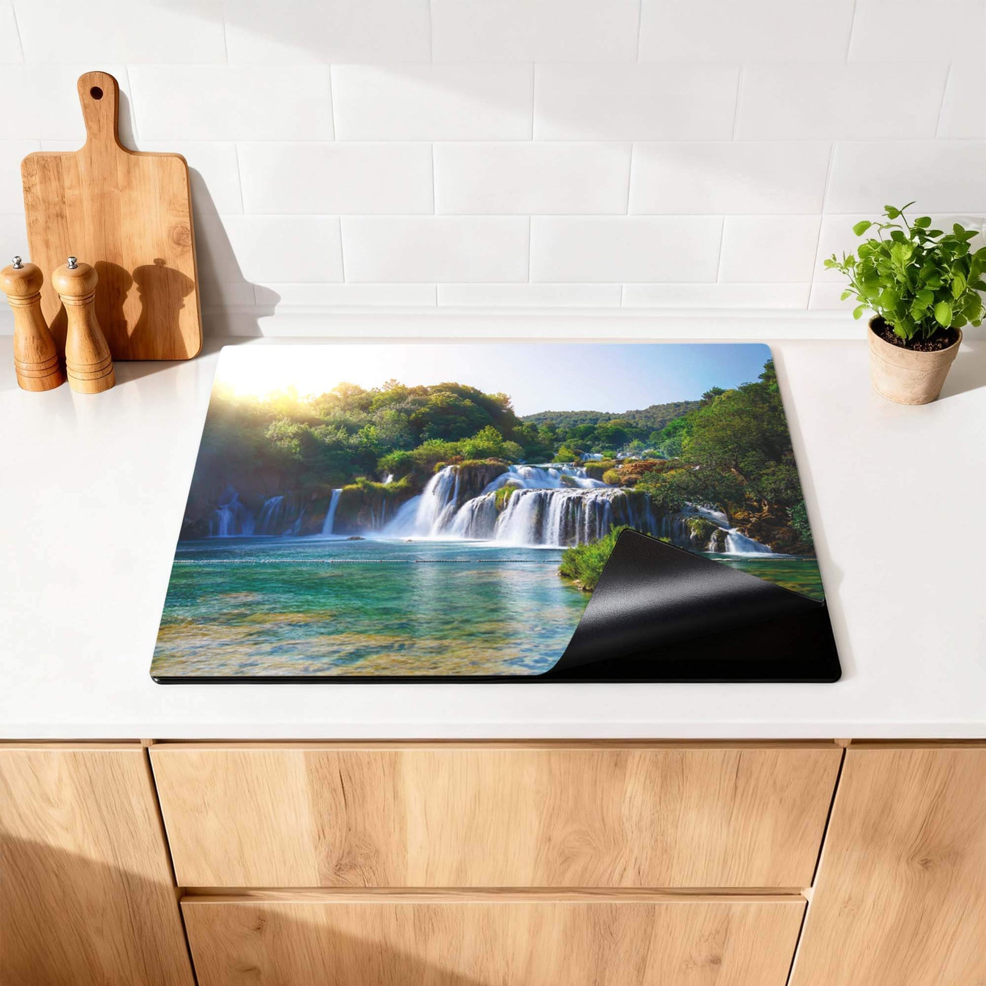 Whispering Falls – Inductie Beschermer met serene waterval op een keukenblad.