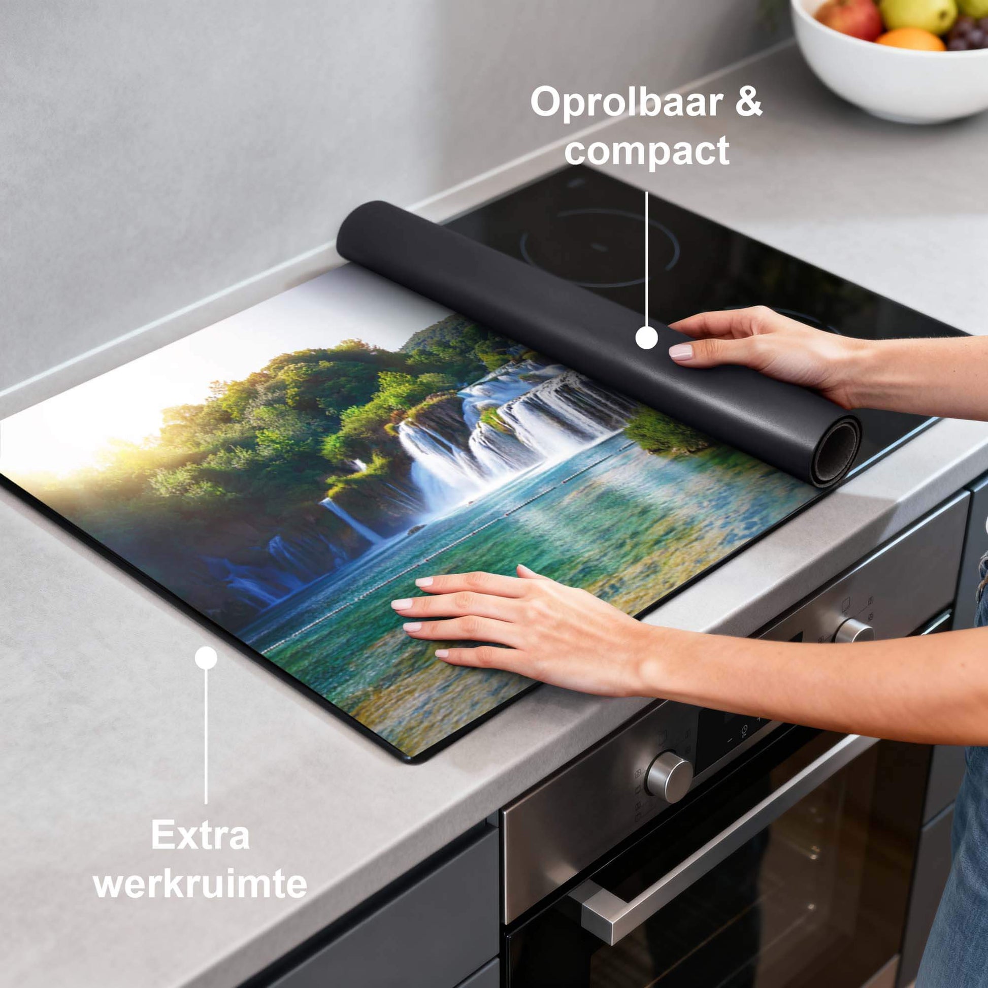 Whispering Falls – Inductie Beschermer op een kookplaat met serene waterval en groene oase, extra werkruimte.