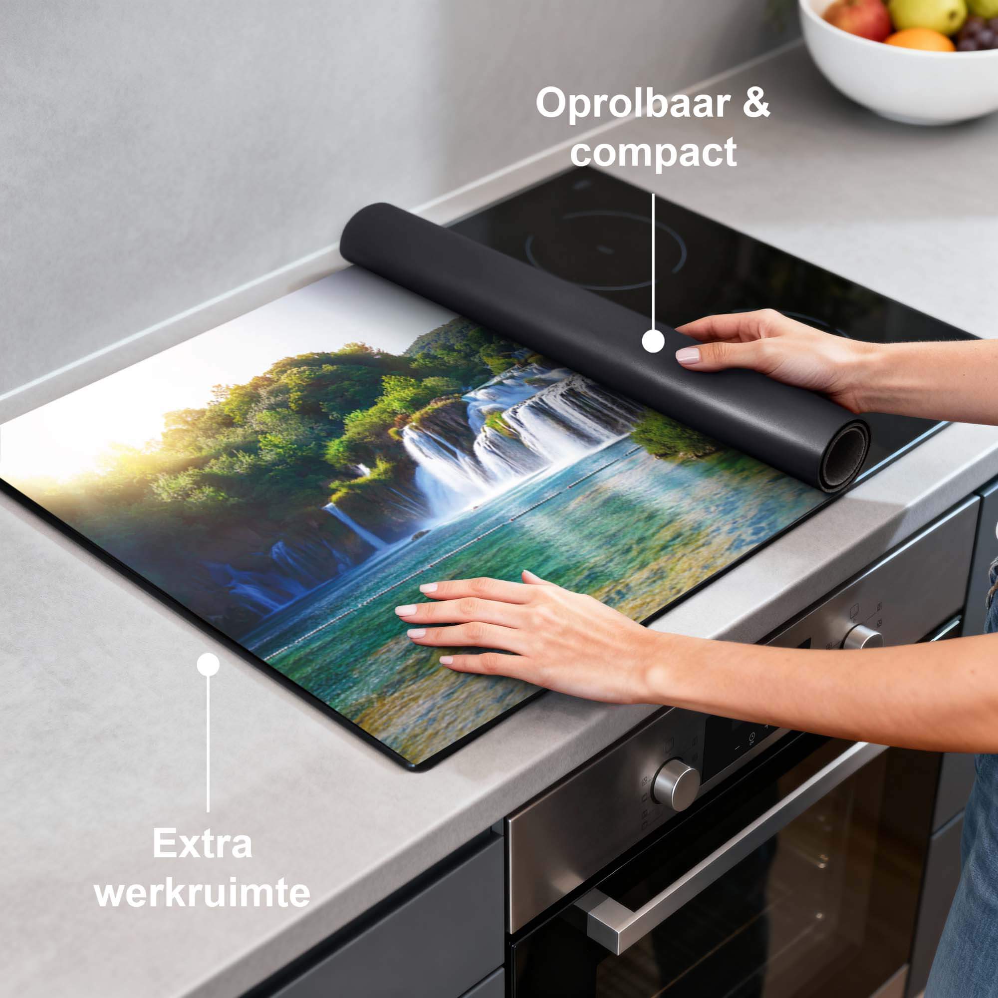 Whispering Falls – Inductie Beschermer op een kookplaat met serene waterval en groene oase, extra werkruimte.