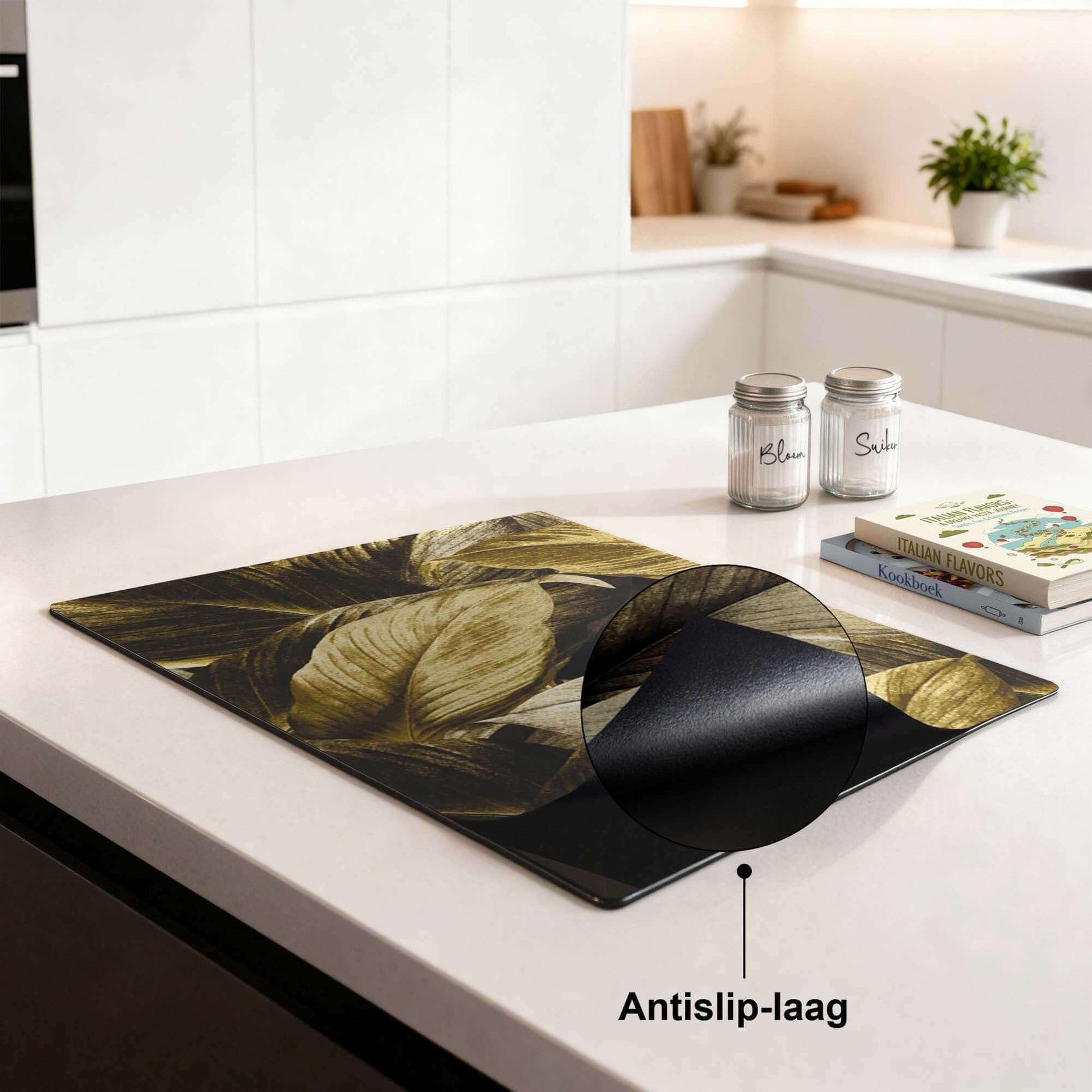 Golden Leaves – Inductie Beschermer met antislip-laag op keukentafel, biedt luxe en elegantie.
