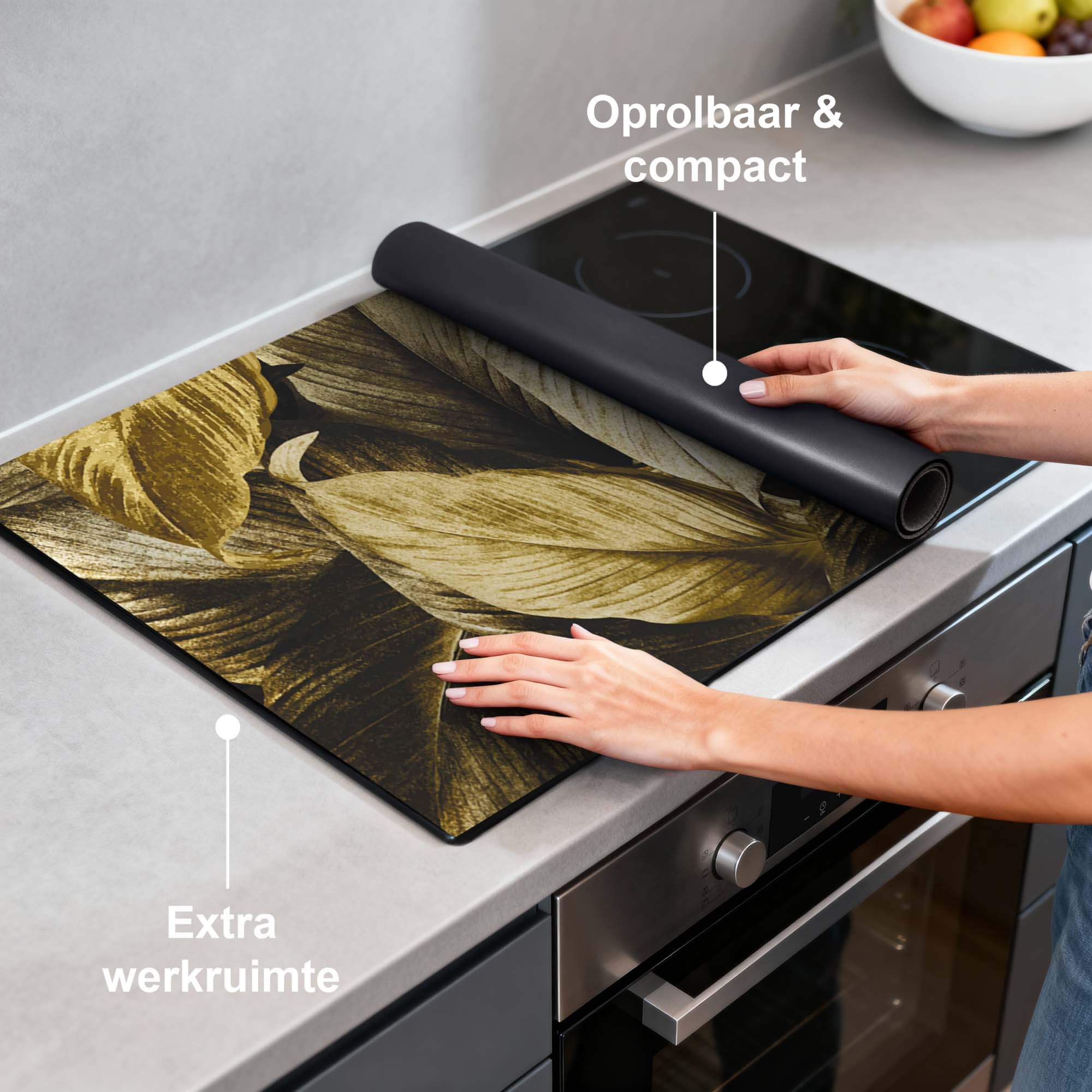 Golden Leaves – Inductie Beschermer op een keukenblad met extra werkruimte.