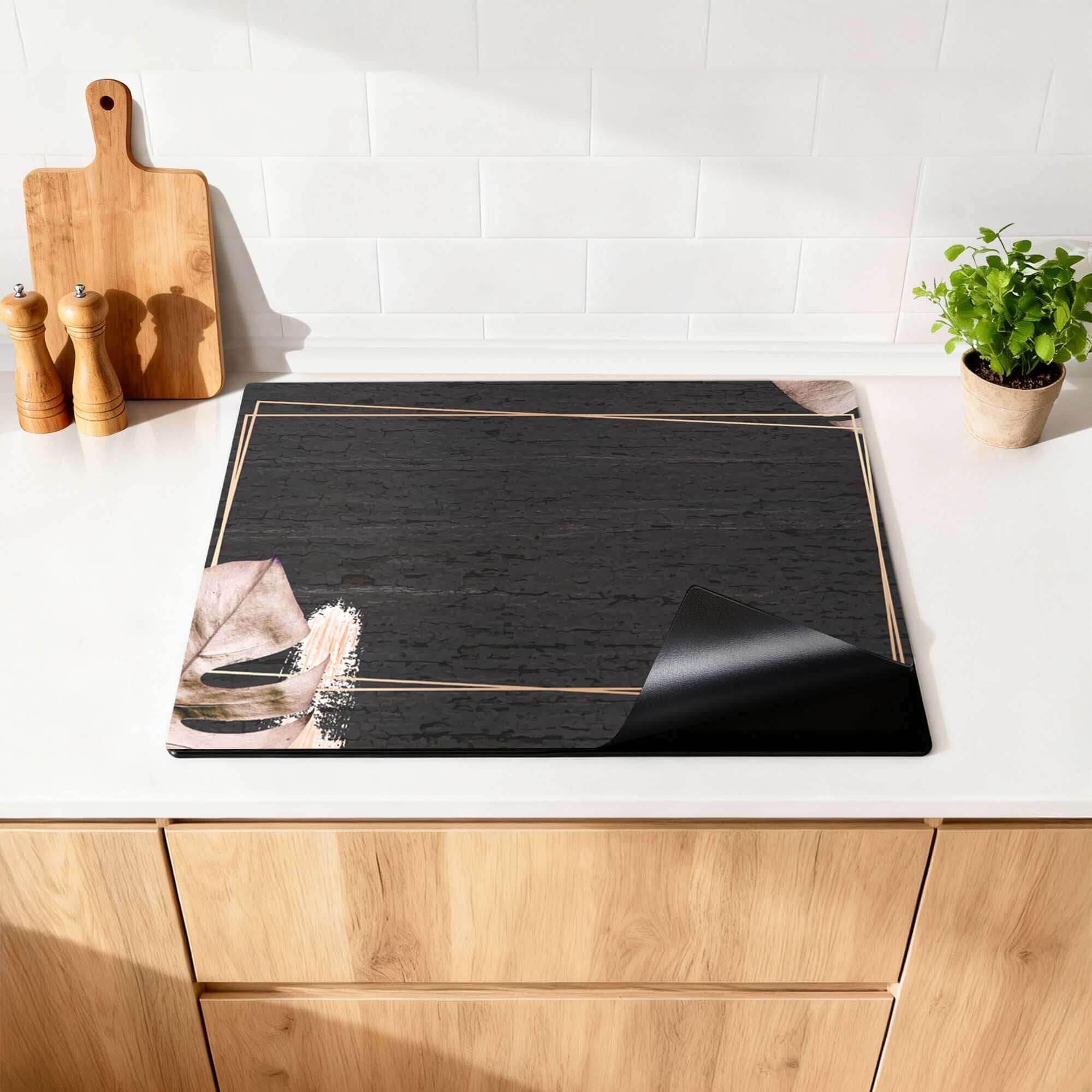 Midnight Leaves - Inductie Beschermer met zwarte achtergrond en gouden accenten voor luxe kookplaatbescherming.