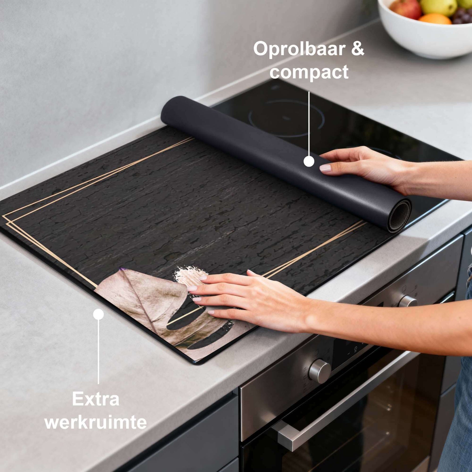 Midnight Leaves - Inductie Beschermer op een kookplaat, met extra werkruimte, rolbaar en compact.