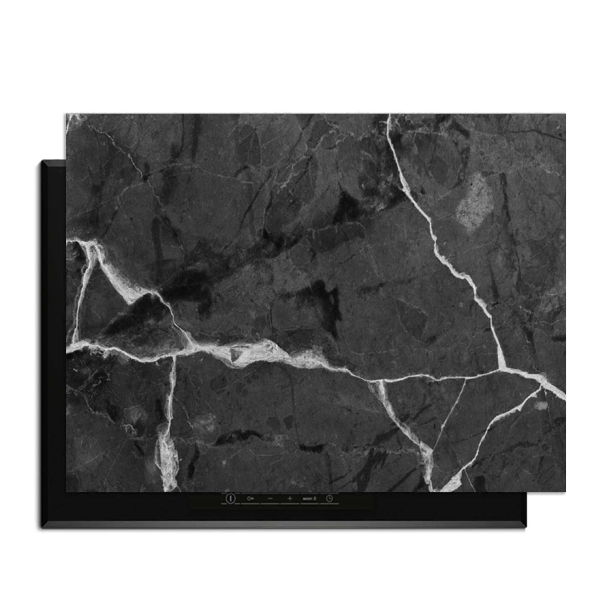 Black Marble – Inductie Beschermer op een kookplaat met stijlvol zwart marmerdesign en witte aders.