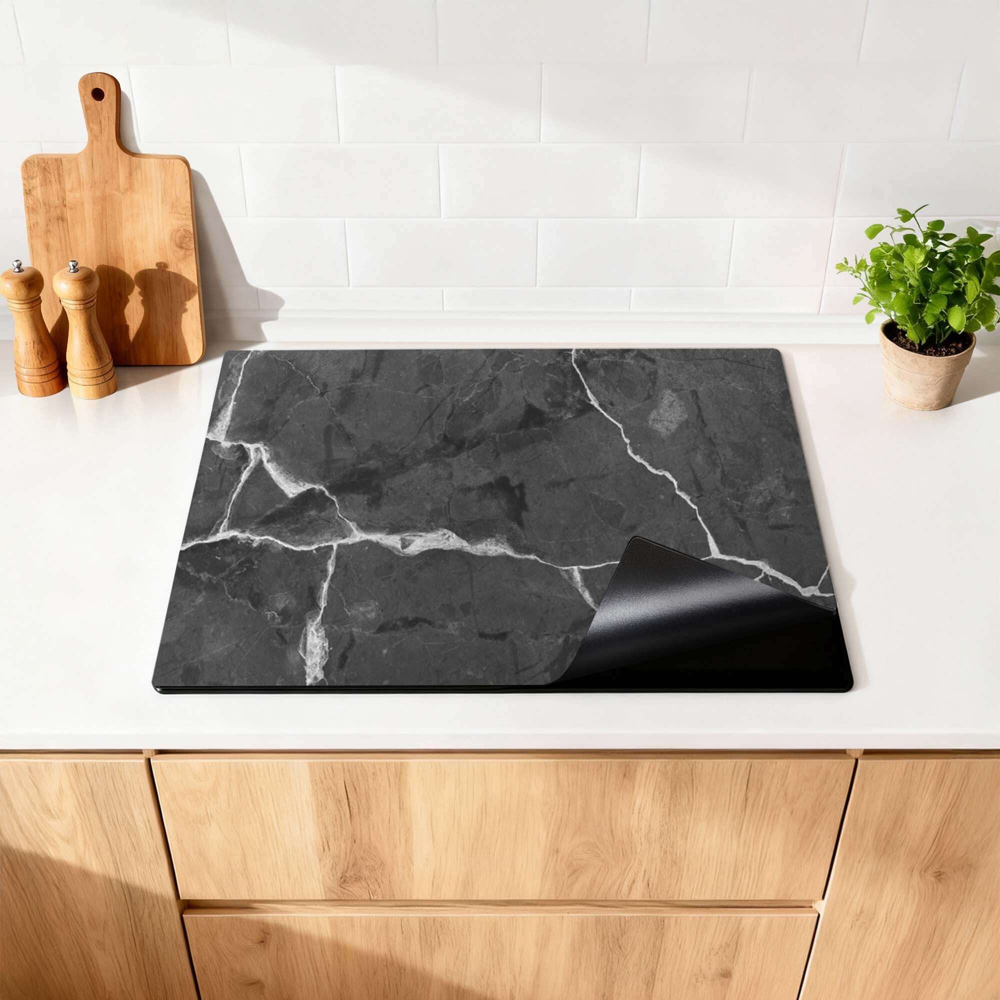 Black Marble – Inductie Beschermer op een keukenblad met marmerdesign en antislip-laag