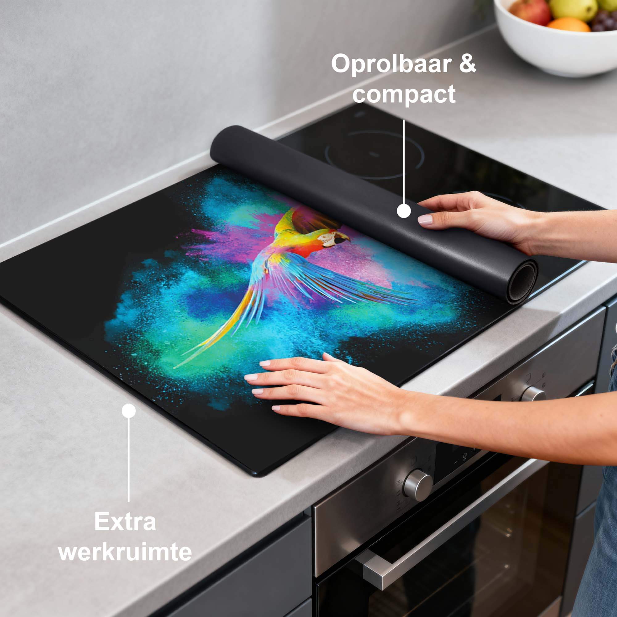 Color Flight – Inductie Beschermer op een keukenblad, kleurrijke papegaai en extra werkruimte voor koken.