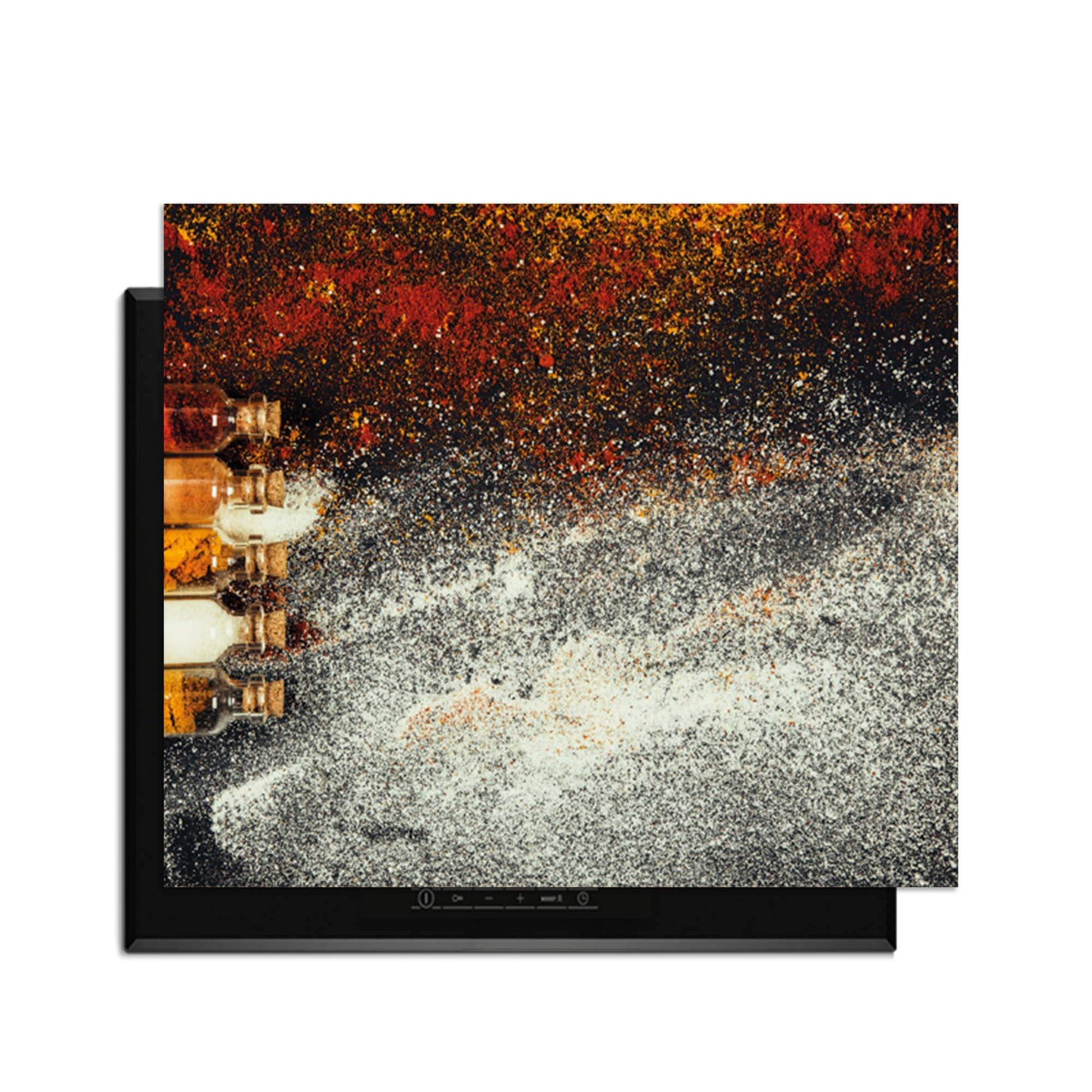 Spice Bottles – Inductie Beschermer met kleurrijk design en kruiden op een inductiekookplaat.