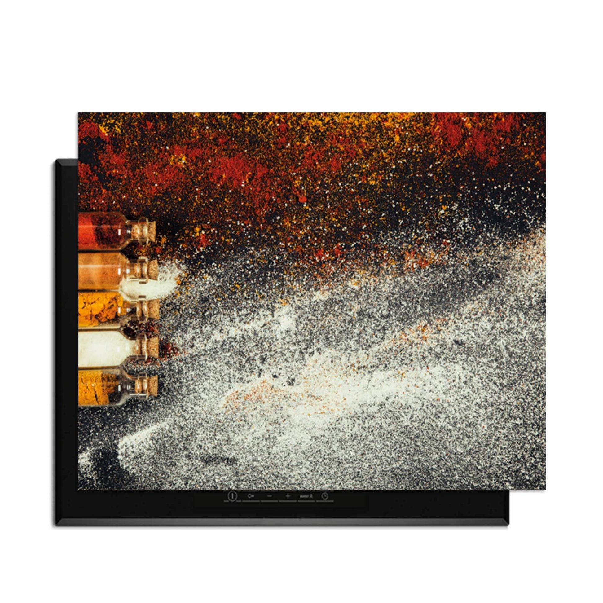Spice Bottles – Inductie Beschermer met kleurrijke specerijen op een elegante inductiekookplaat.