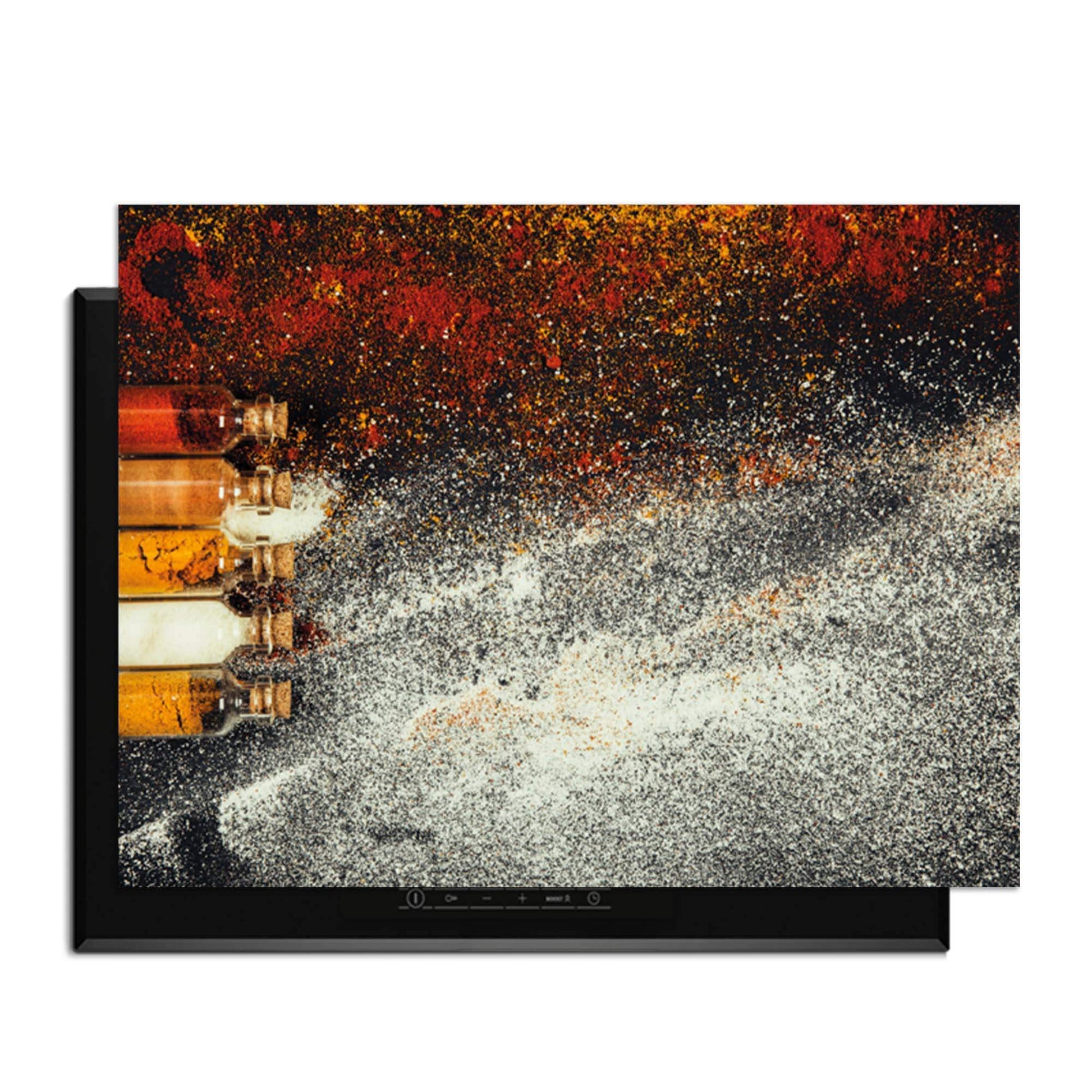 Spice Bottles – Inductie Beschermer met kleurrijke kruiden en specerijen op inductiekookplaat.