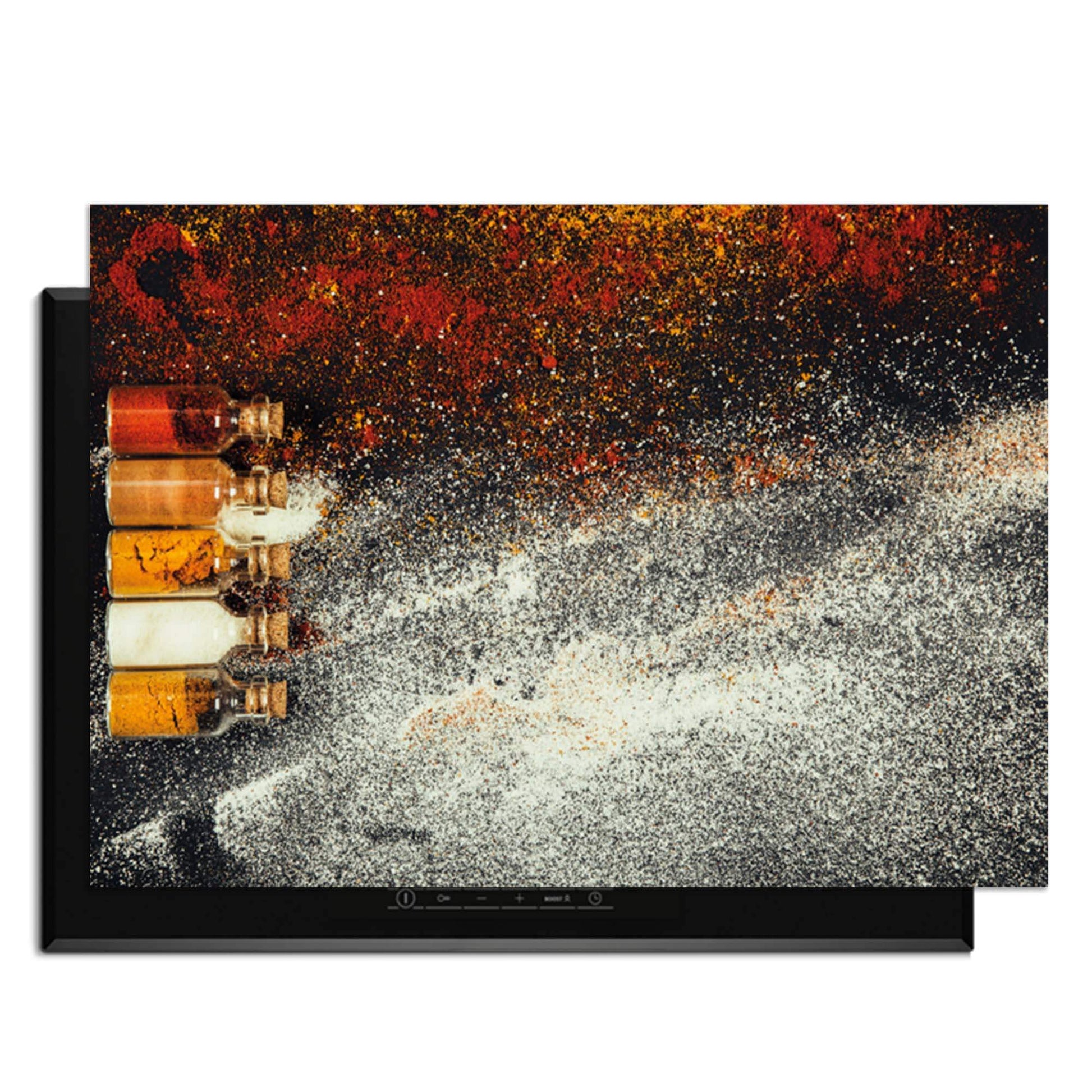 Spice Bottles – Inductie Beschermer met kleurige specerijen op een inductiekookplaat.