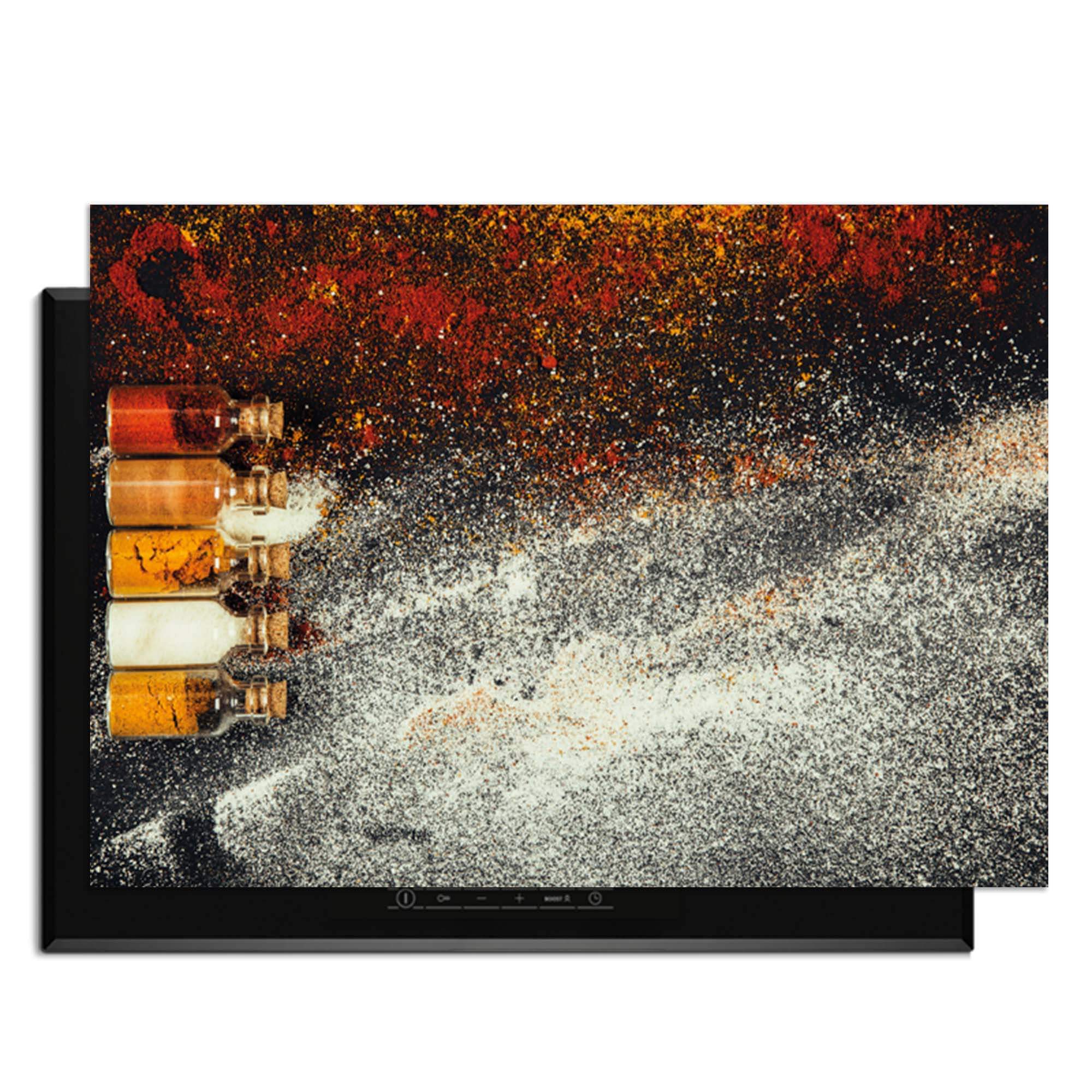 Spice Bottles – Inductie Beschermer met kleurige specerijen op een inductiekookplaat.
