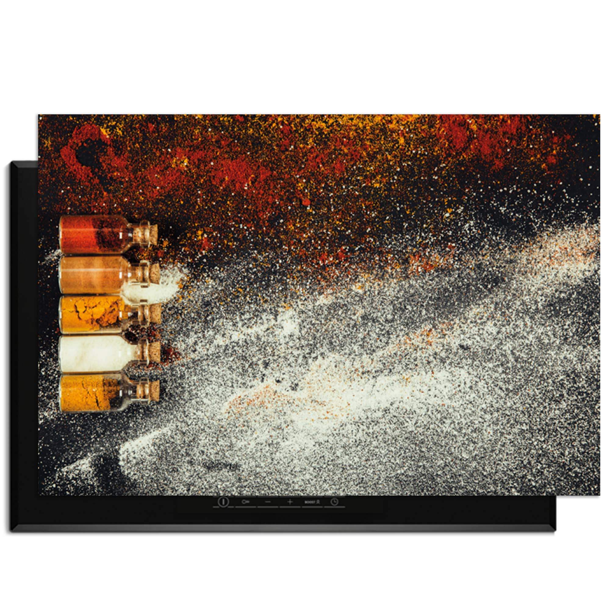 Spice Bottles – Inductie Beschermer met kleurrijke specerijen op een inductiekookplaat.
