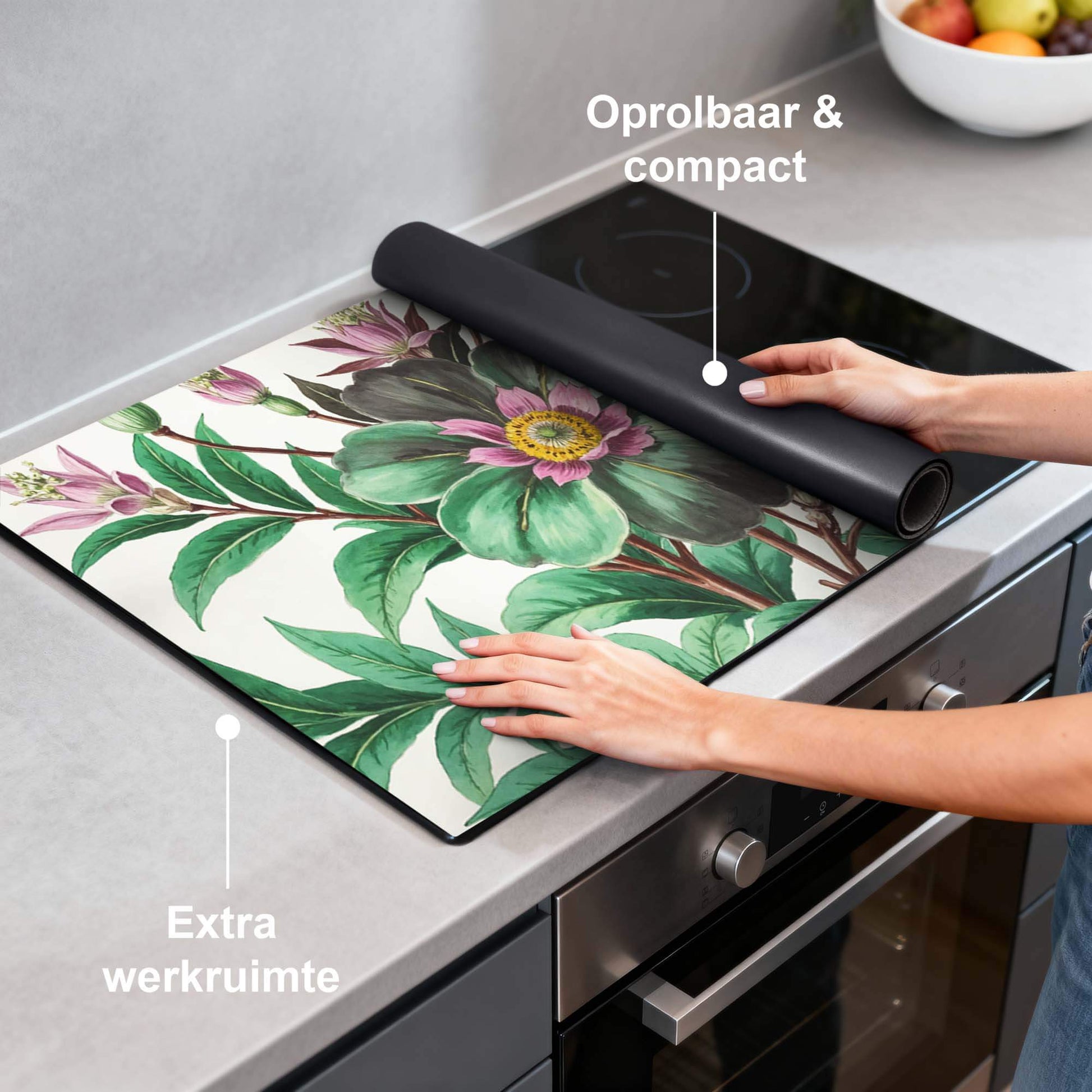Botanical Grace – Inductie Beschermer op een moderne keukenblad met botanische illustraties voor extra werkruimte.