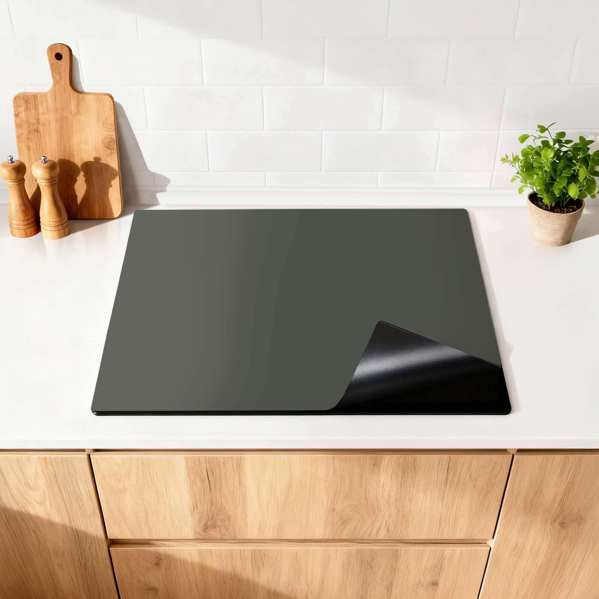 Kletternder Efeu - Induktionsschutz auf einer modernen Küchenarbeitsplatte, stilvoll und funktionell für einen natürlichen Look.