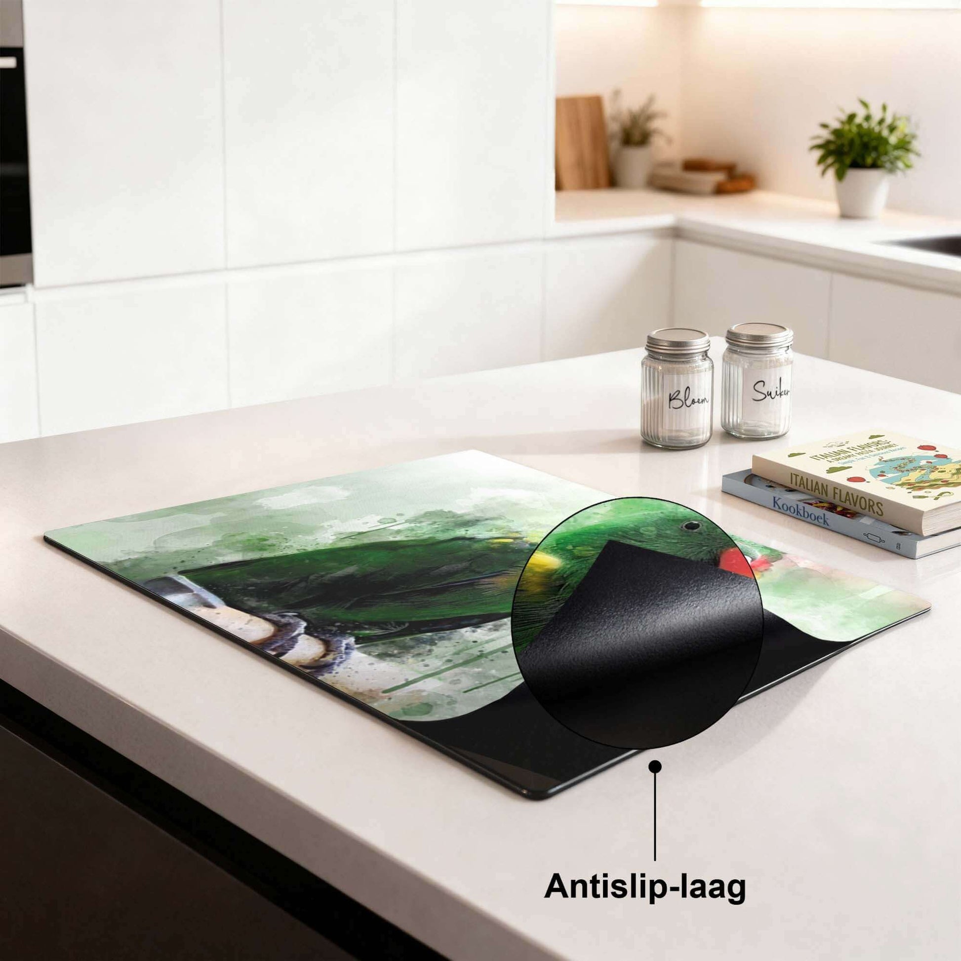 Jungle Parrot - Inductie Beschermer met antislip-laag op een moderne keukenblad.