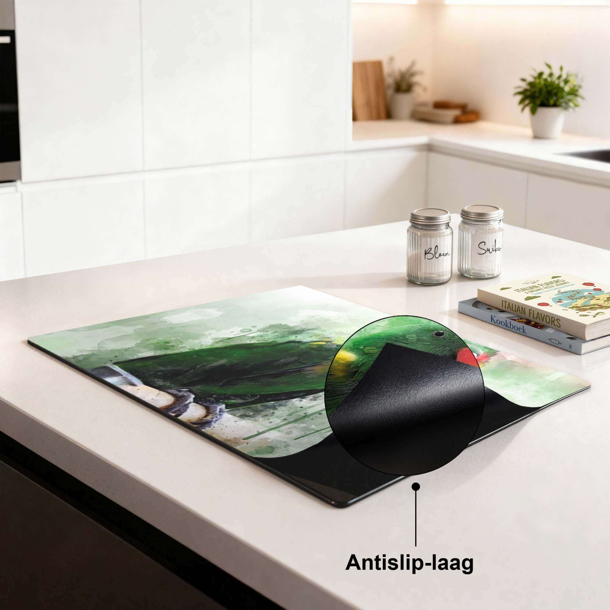 Jungle Parrot - Inductie Beschermer met antislip-laag op een moderne keukenblad.
